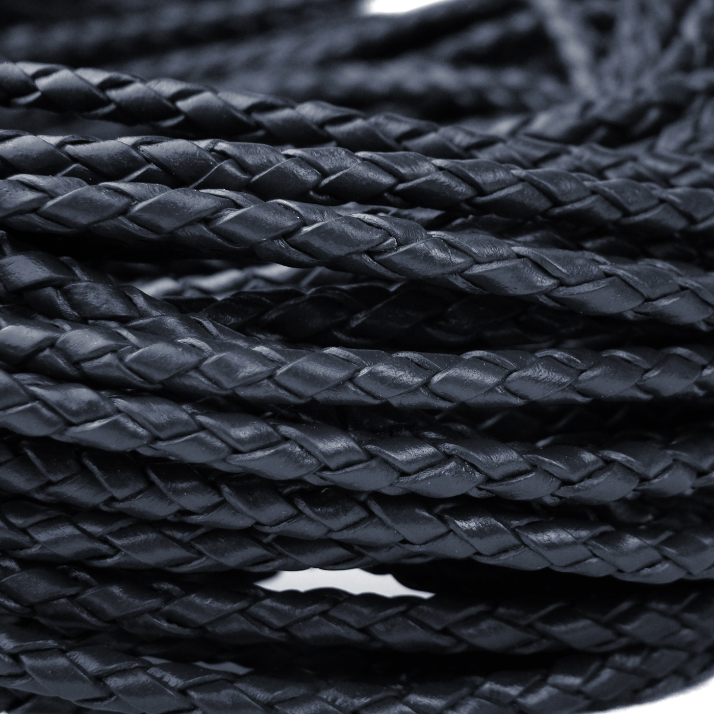 Geflochtene Lederschnur in Navy, vegetabil gegerbt und perfekt für das kreative Lederhandwerk