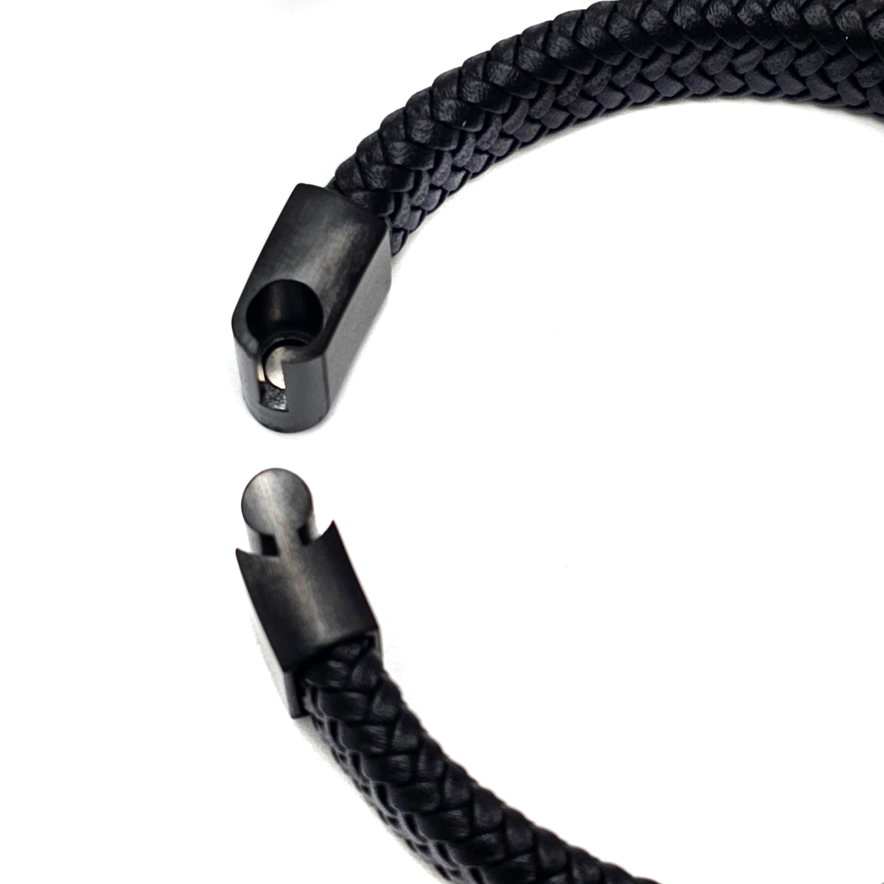 Geflochtenes Lederarmband flach fein - 12 mm Breite - Schwarz - matt schwarzer Verschluss. Größe: 21 cm (L)