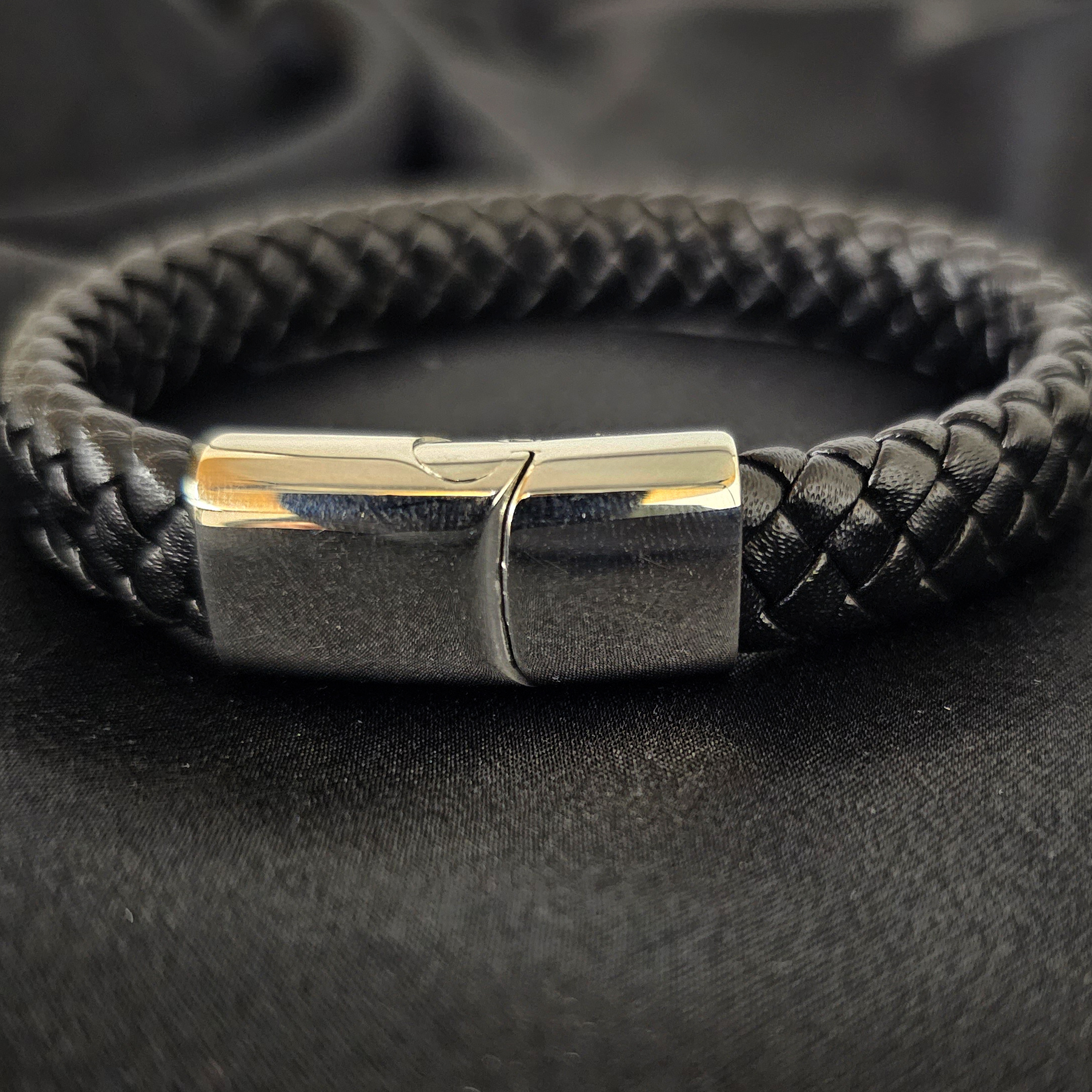 Geflochtenes Lederarmband flach - 12 mm Breite - Schwarz. Größe: 20 cm (M)