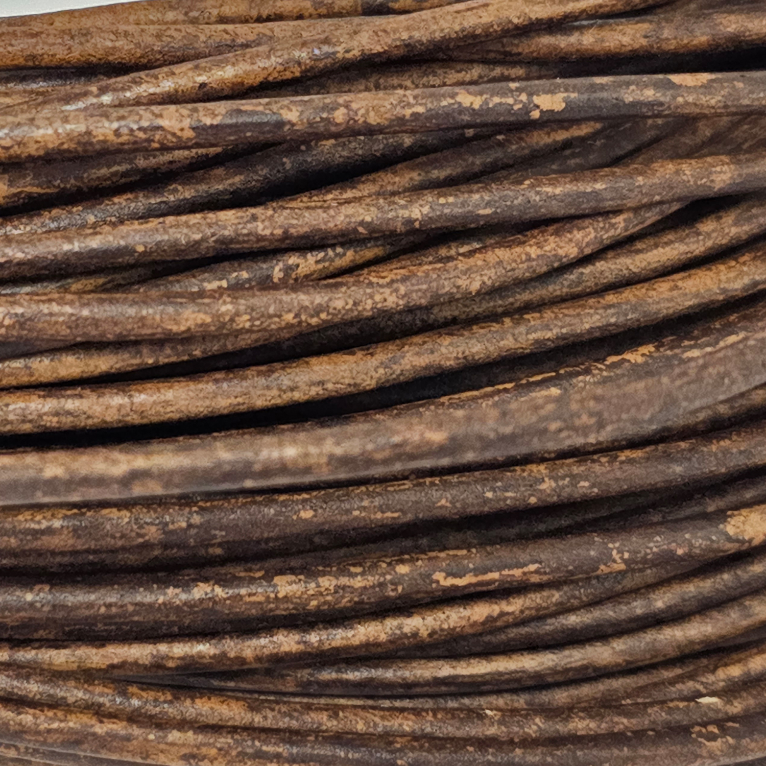Runde Lederschnur mit 3 mm Durchmesser, stabil und flexibel in Holzbraun