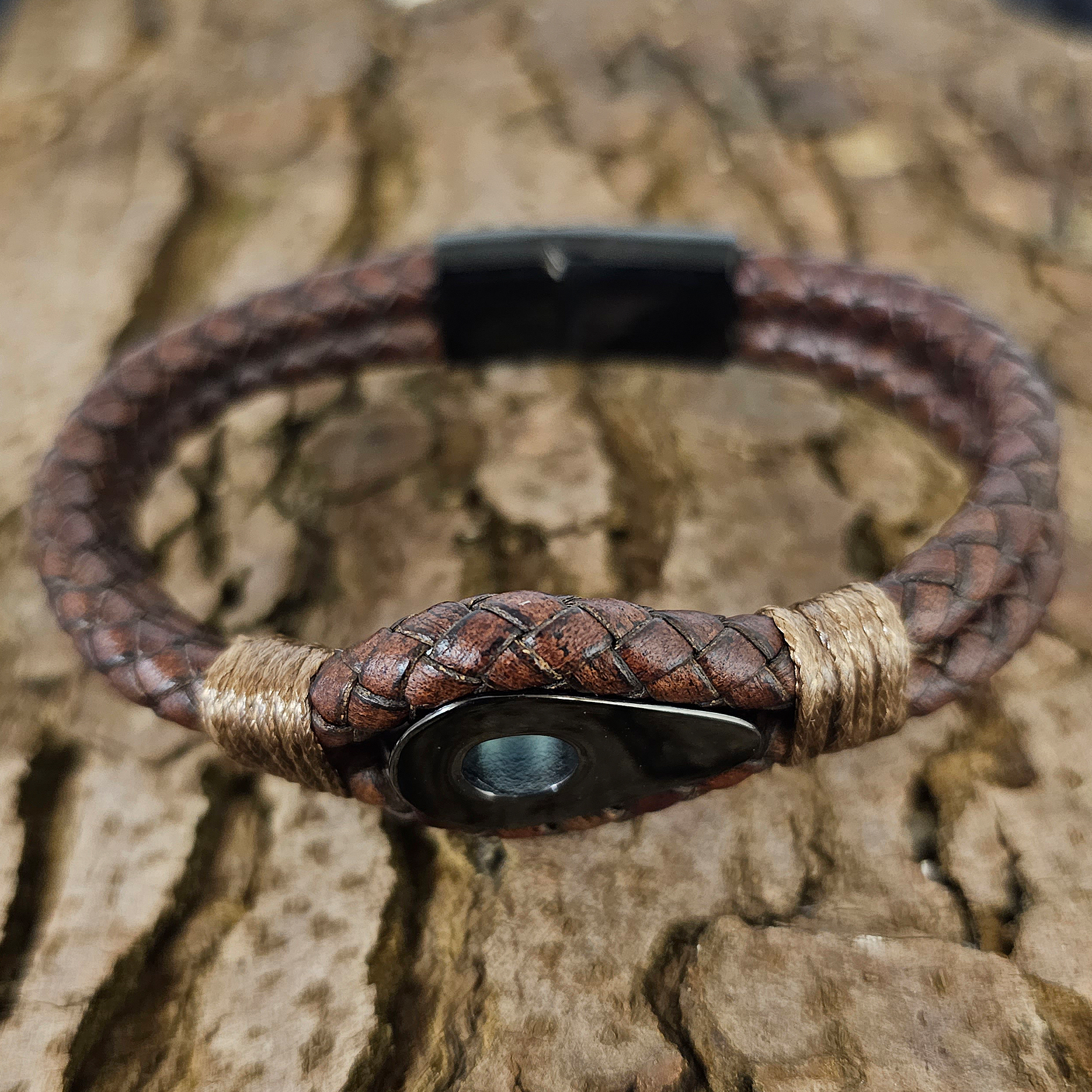 Geflochtenes Lederarmband mit besonderen Details in Antikbraun. Größe: 20 cm (M)