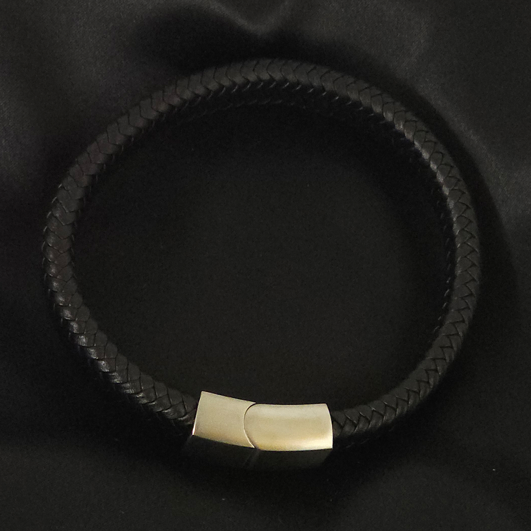 Geflochtenes Lederarmband flach fein - 12 mm Breite - Schwarz. Größe: 20 cm (M)