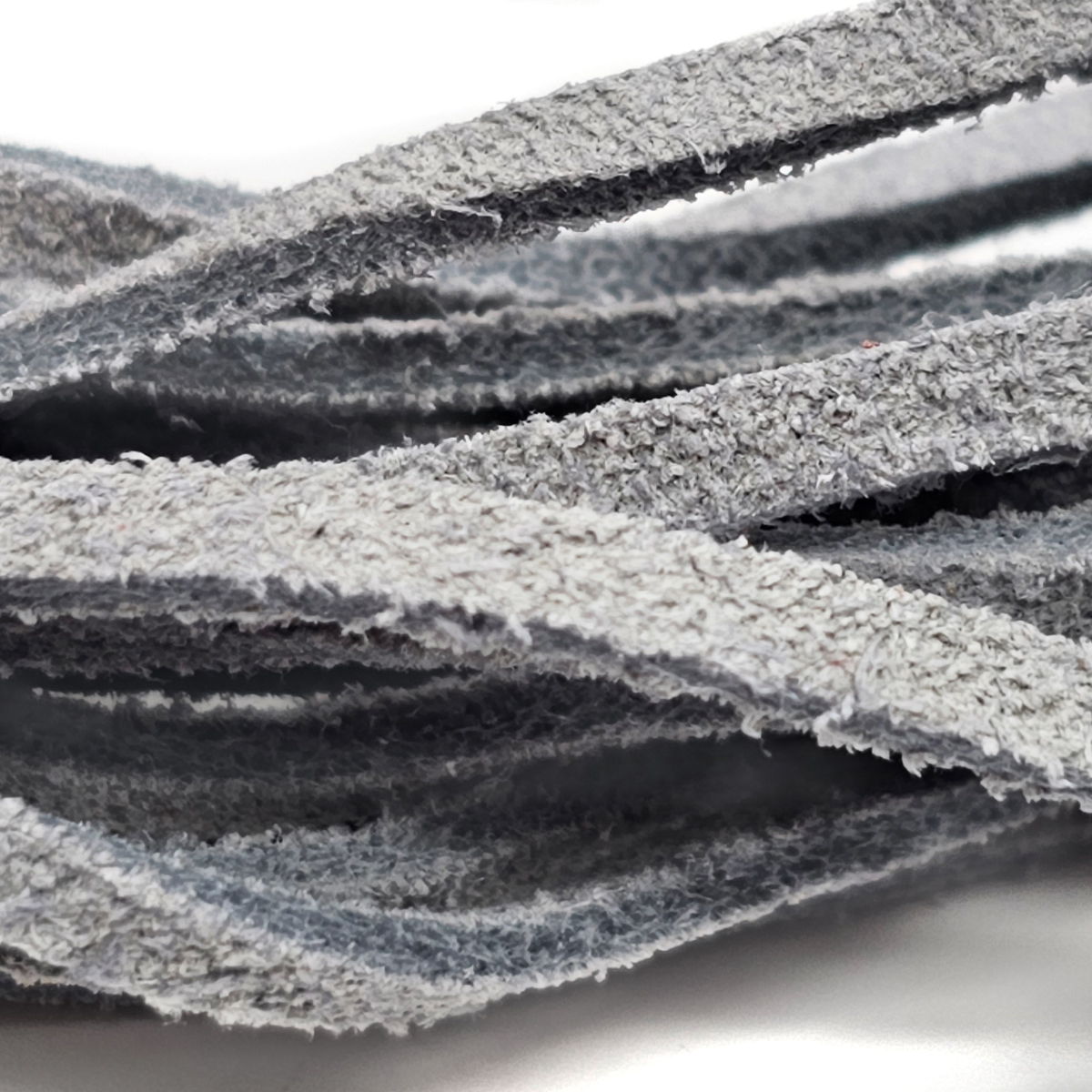 Lederband Flach Wild  3 mm x 1,5 mm - Grau. Länge: 25 m auf Rolle