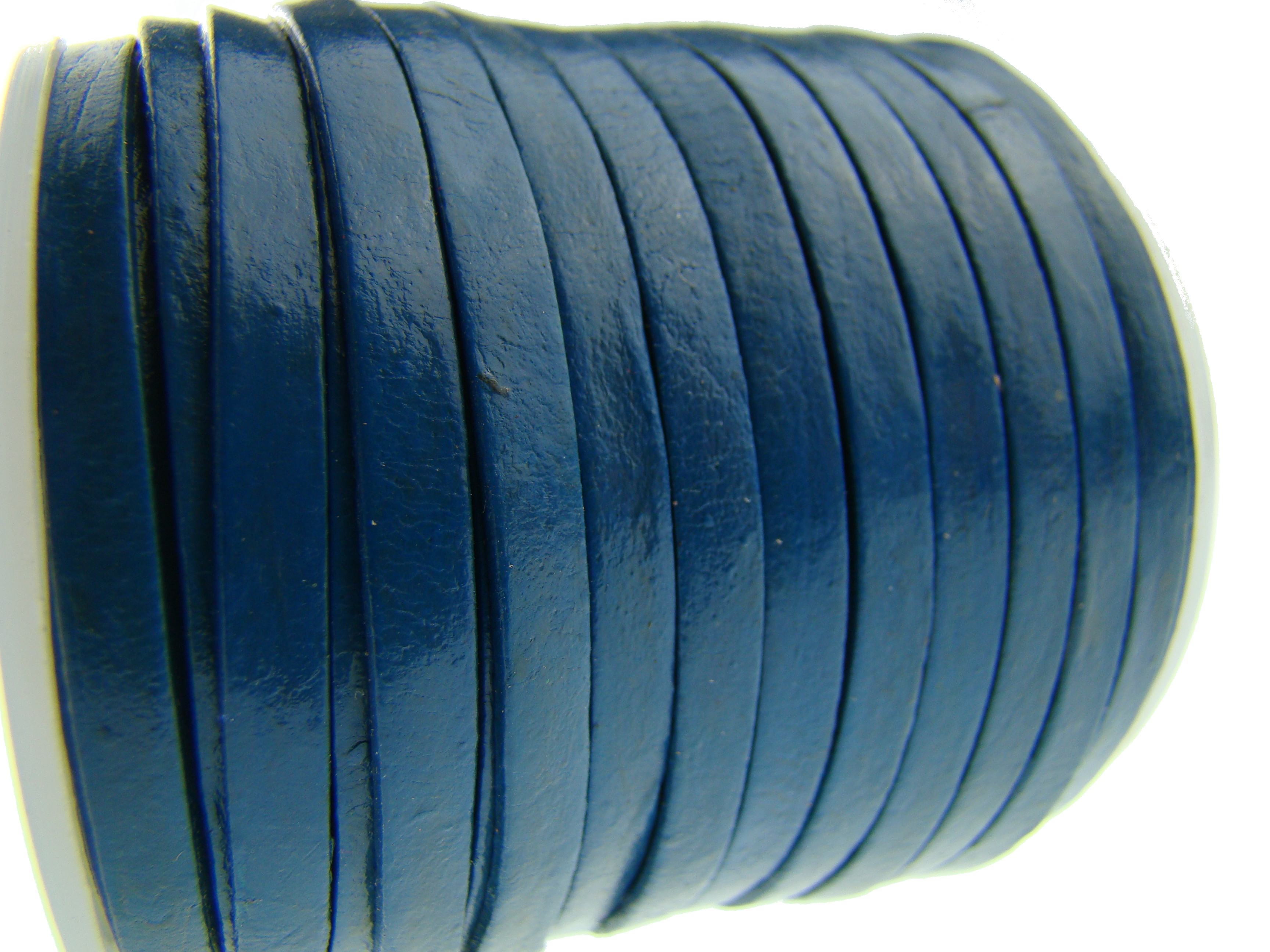 Flaches Echtlederband in Blau, vegatabil gegerbt und 4 mm Breite, sowie 1 mm Dicke