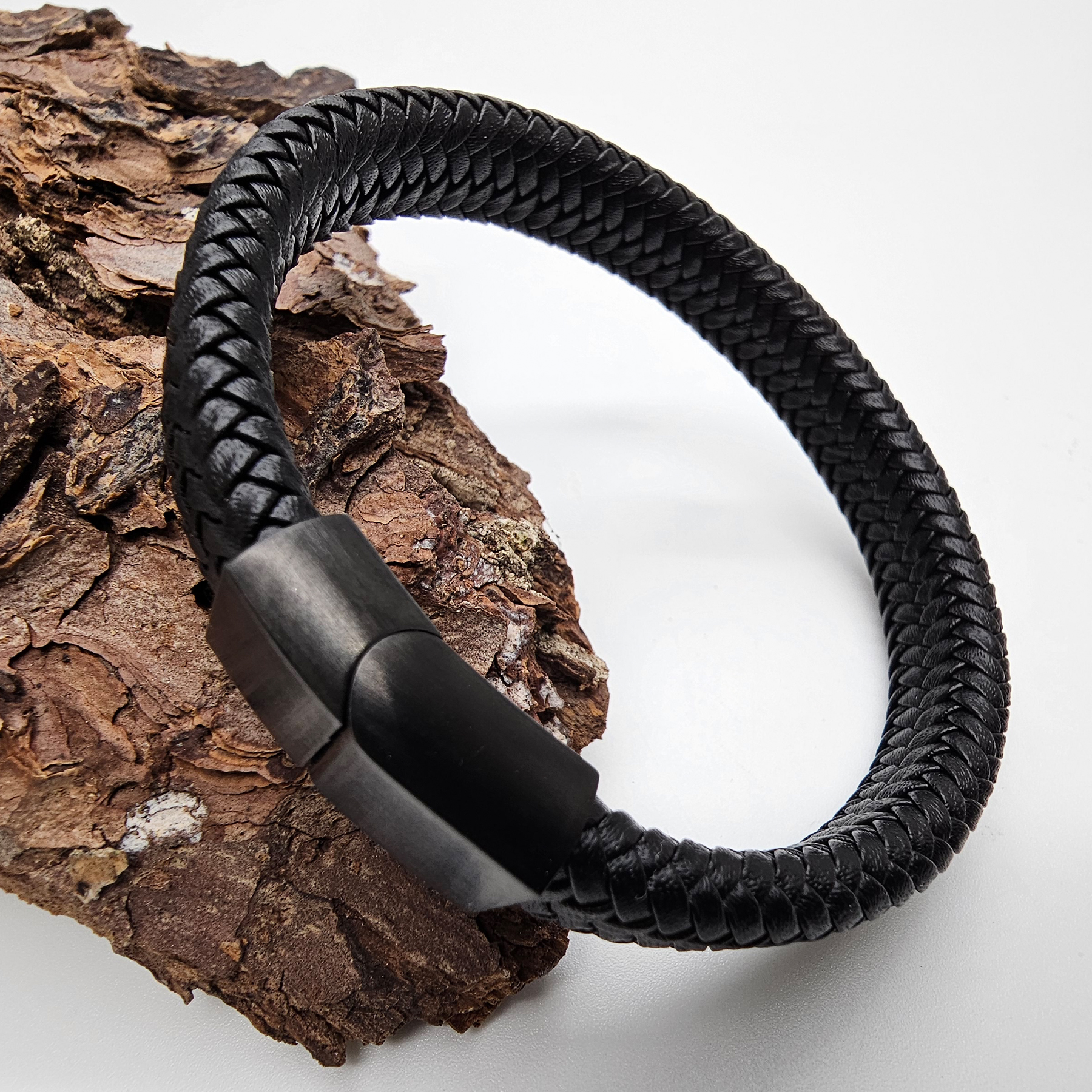 Geflochtenes Lederarmband flach fein - 12 mm Breite - Schwarz - matt schwarzer Verschluss. Größe: 21 cm (L)