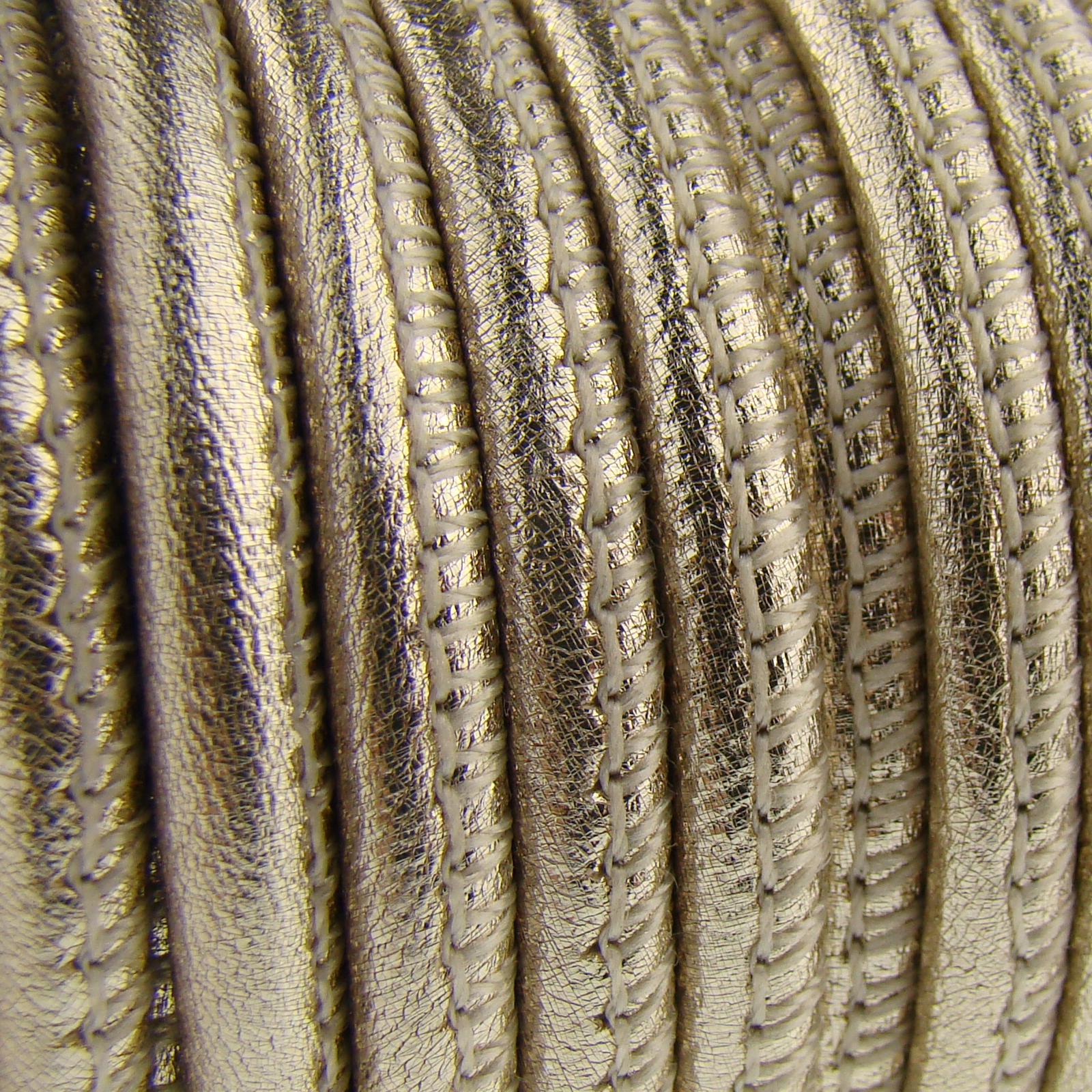 Lederschnur Rund gesäumt | Dicke:  4 mm - Gold. Länge: 3 m