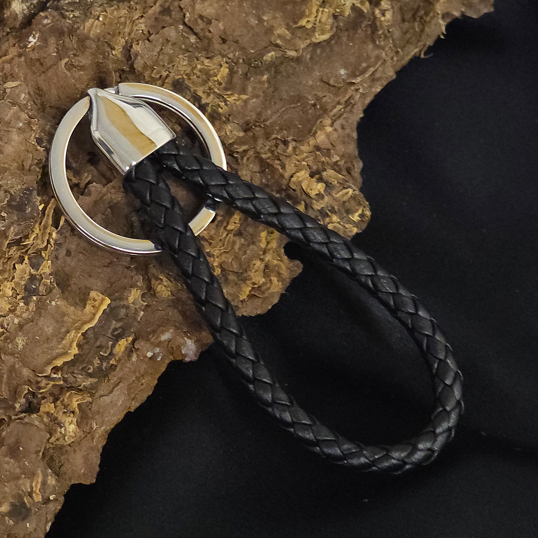 Schlüsselanhänger aus Leder in Schwarz geflochten mit Edelstahlring 3