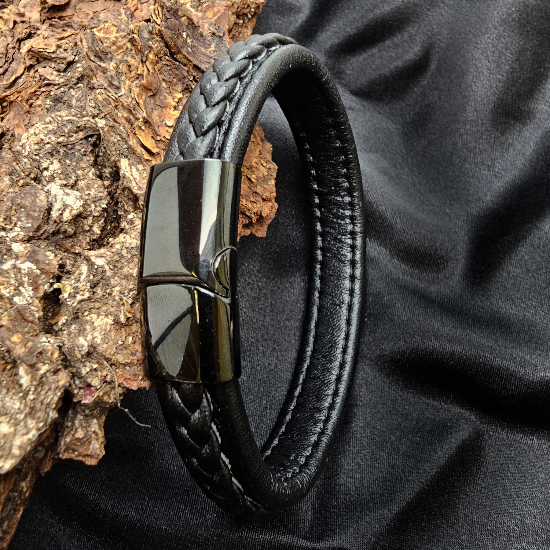 Lederarmband flach mit geflochtener Lederschnur - 12 mm - Schwarz. Größe: 21 cm (L)