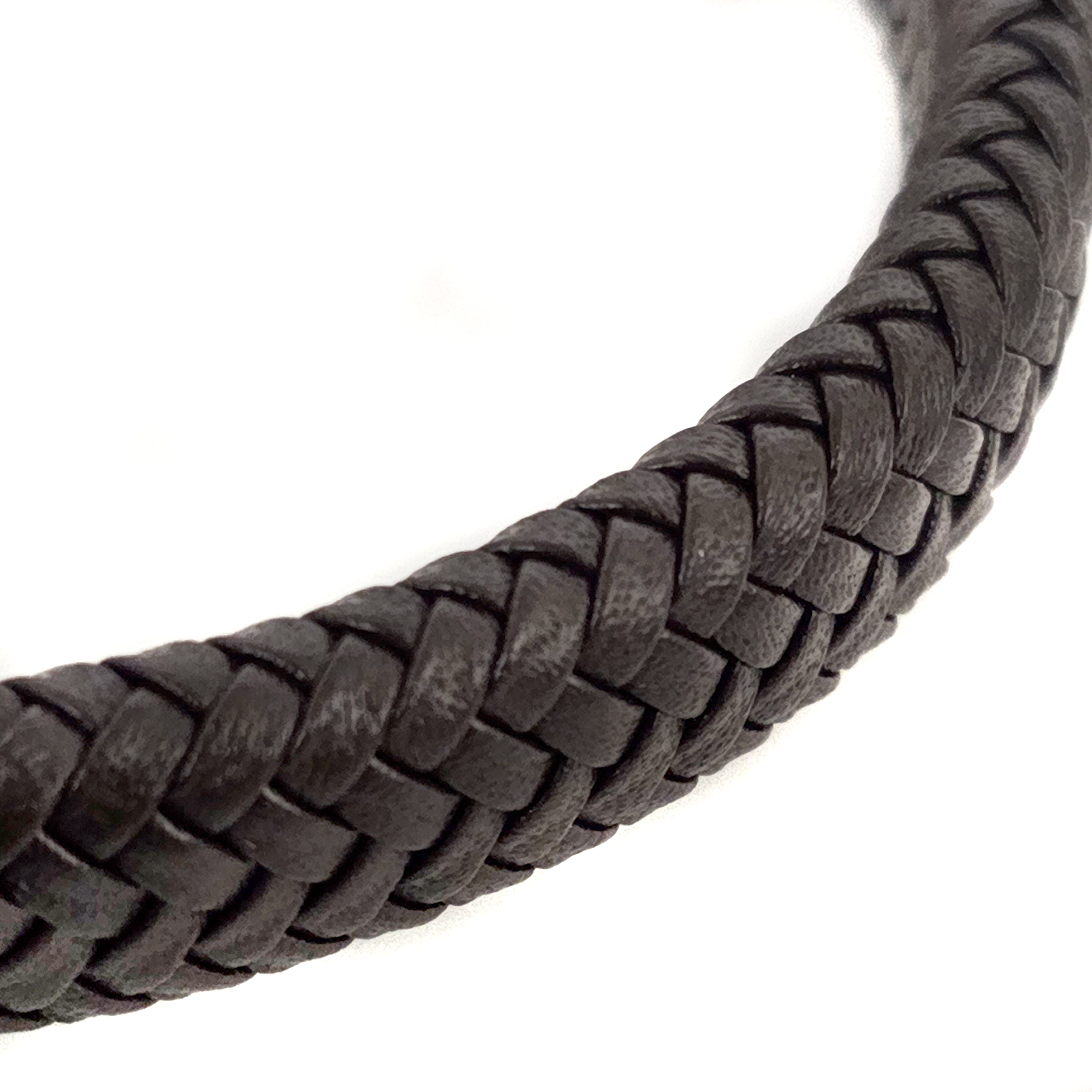 Braunes Lederarmband in Fischgrät Optik geflochten mit mattem Magnetverschluss