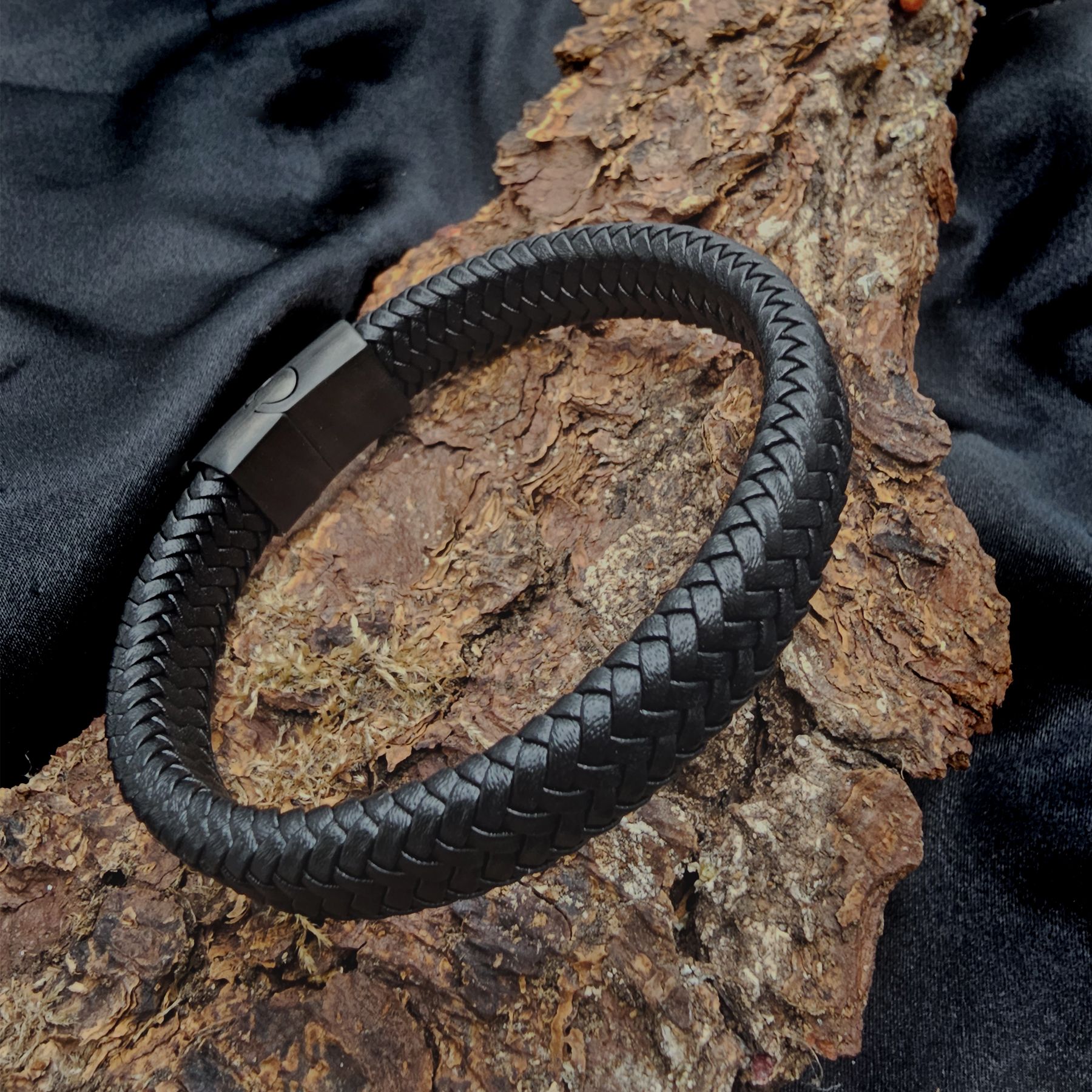 Geflochtenes Lederarmband flach fein - 12 mm Breite - Schwarz - matt schwarzer Verschluss. Größe: 21 cm (L)