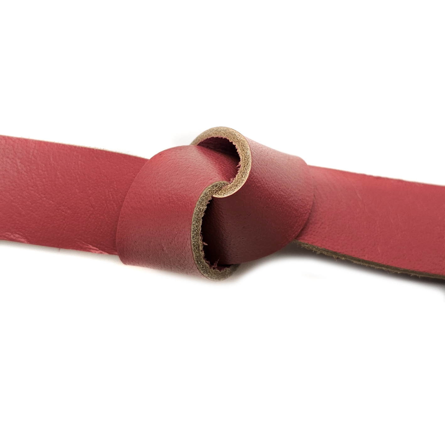 Flacher Lederriemen in Rot mit einer Länge von 1,5 Metern und einer Breite von 25 mm