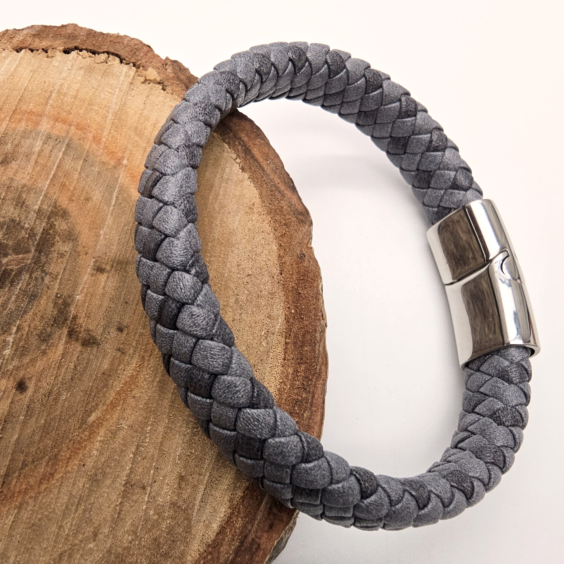 Klassisches graues Lederarmband mit glänzendem Edelstahlverschluss