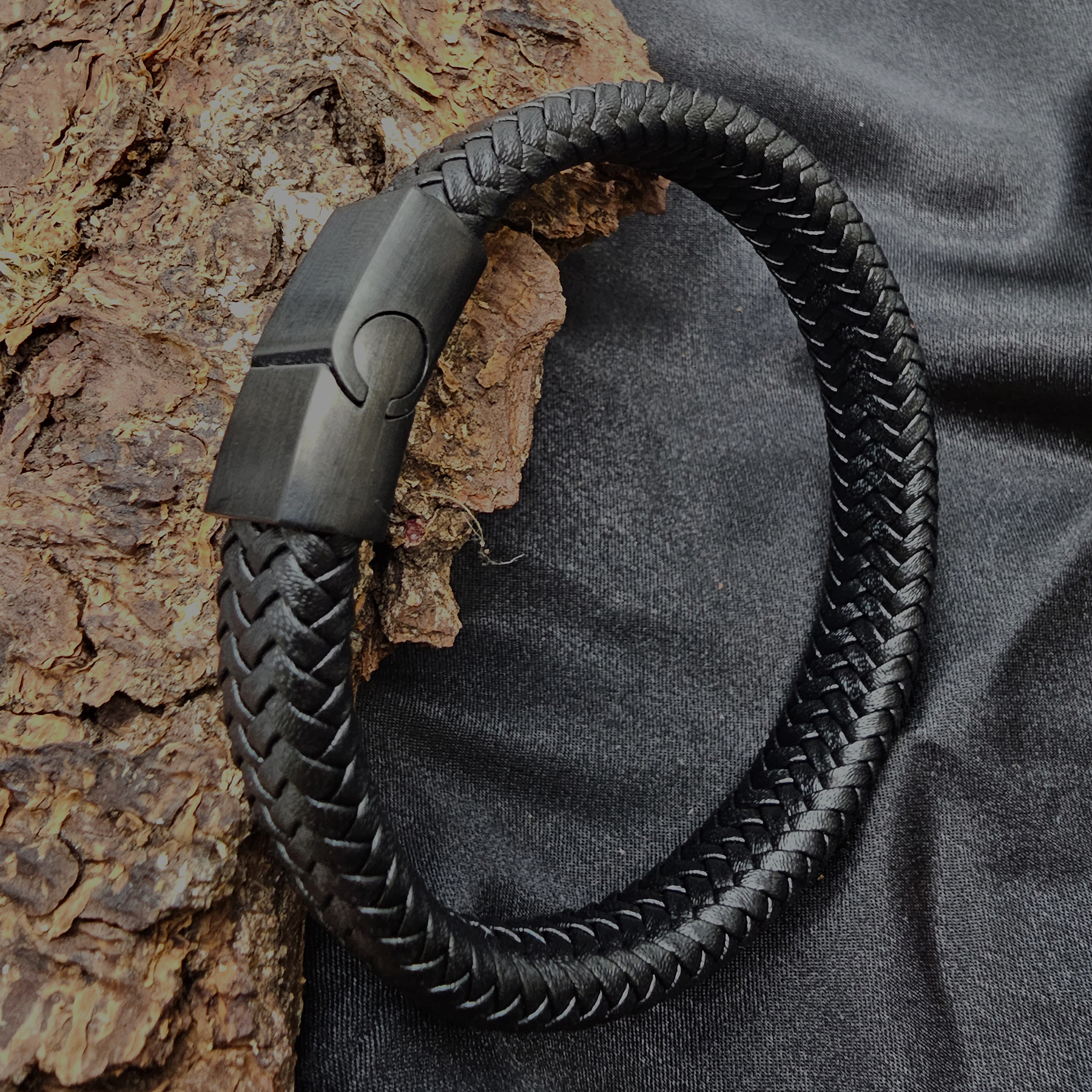 Geflochtenes Lederarmband flach fein - 12 mm Breite - Schwarz - matt schwarzer Verschluss. Größe: 21 cm (L)