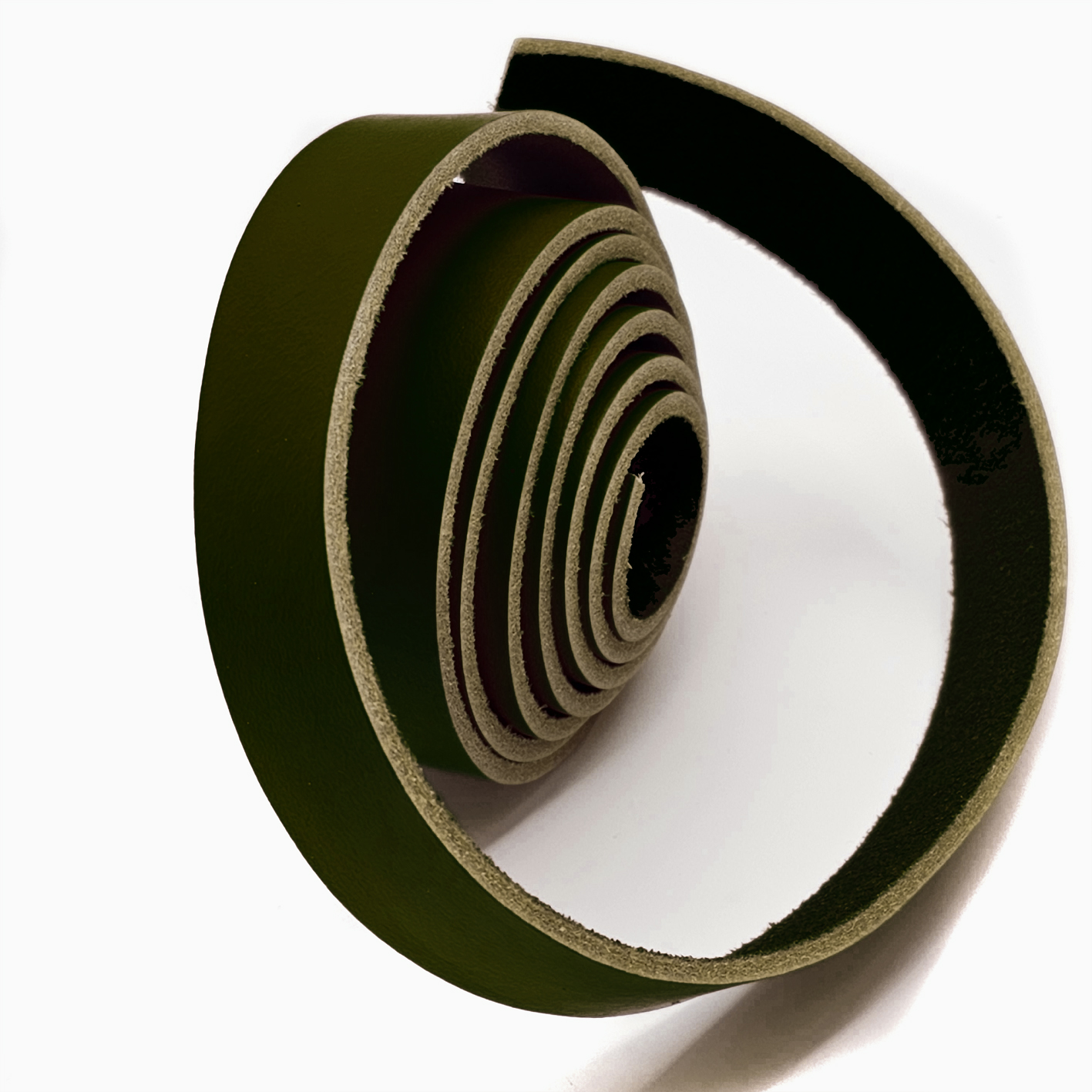 Flacher, weicher Lederriemen in Olive mit einer Länge von 1,5 Metern und einer Breite von 25 mm