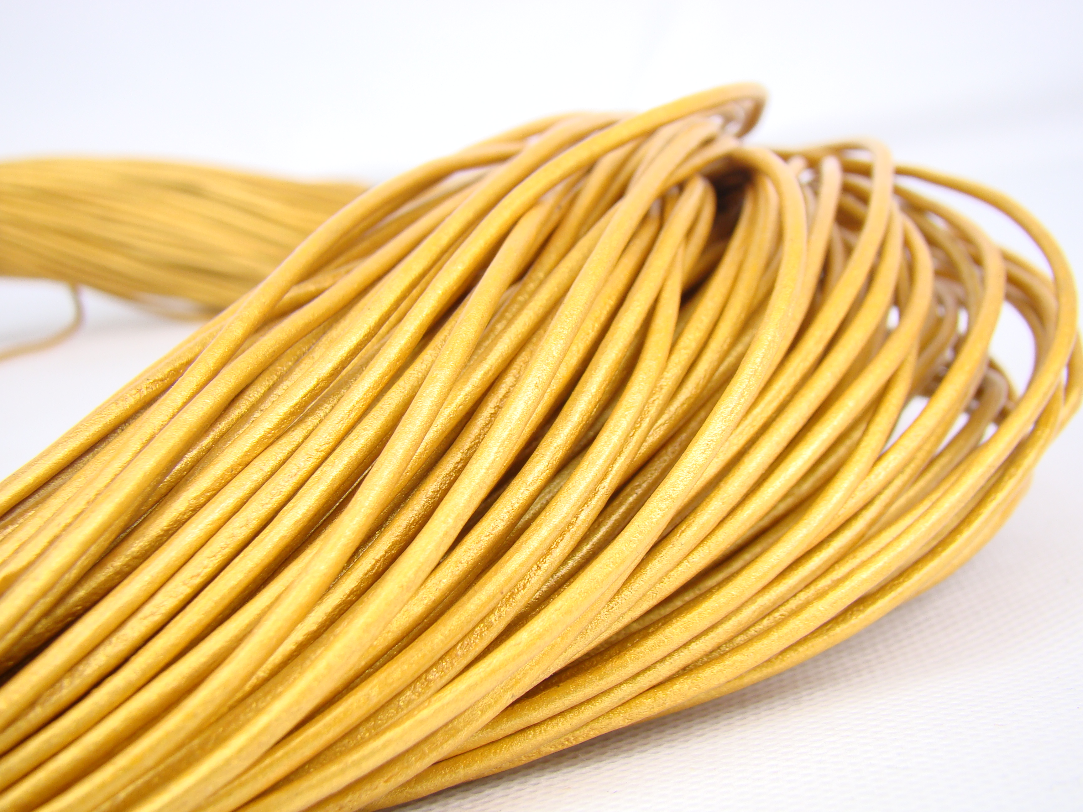 Lederschnur Rund 2 mm - Gold. Länge: 50 m auf Rolle