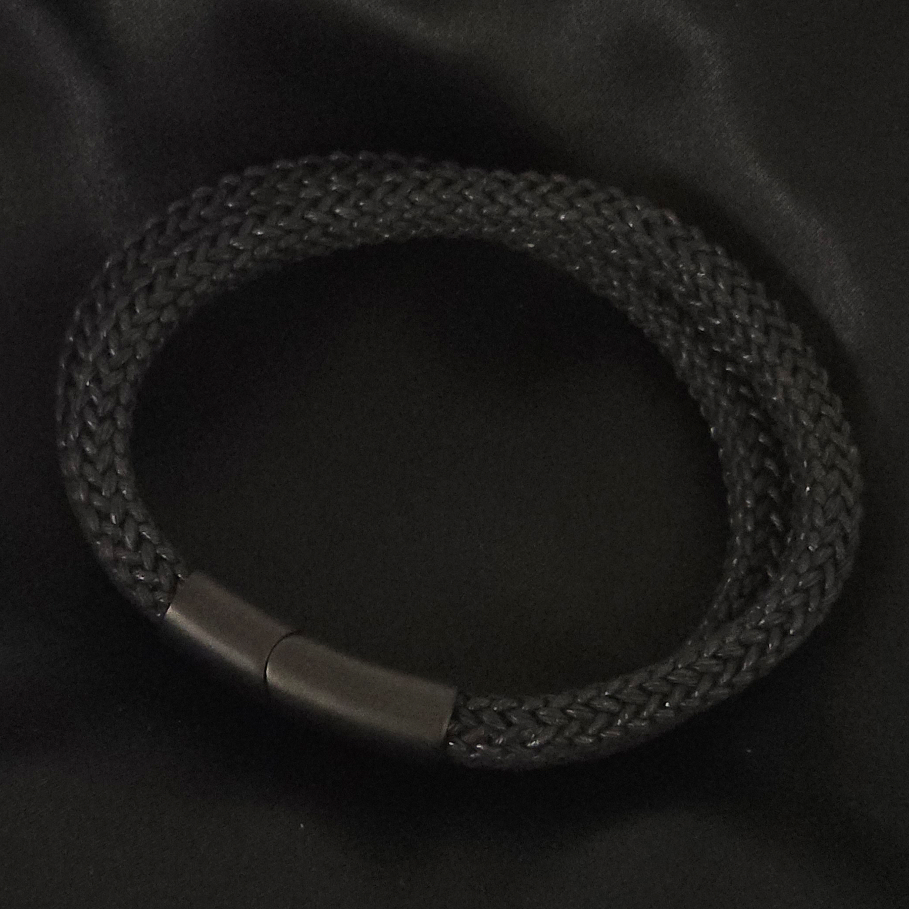Lederarmband für Herren aus zwei quadratischen Lederschnüren mit mattem Magnetverschluss