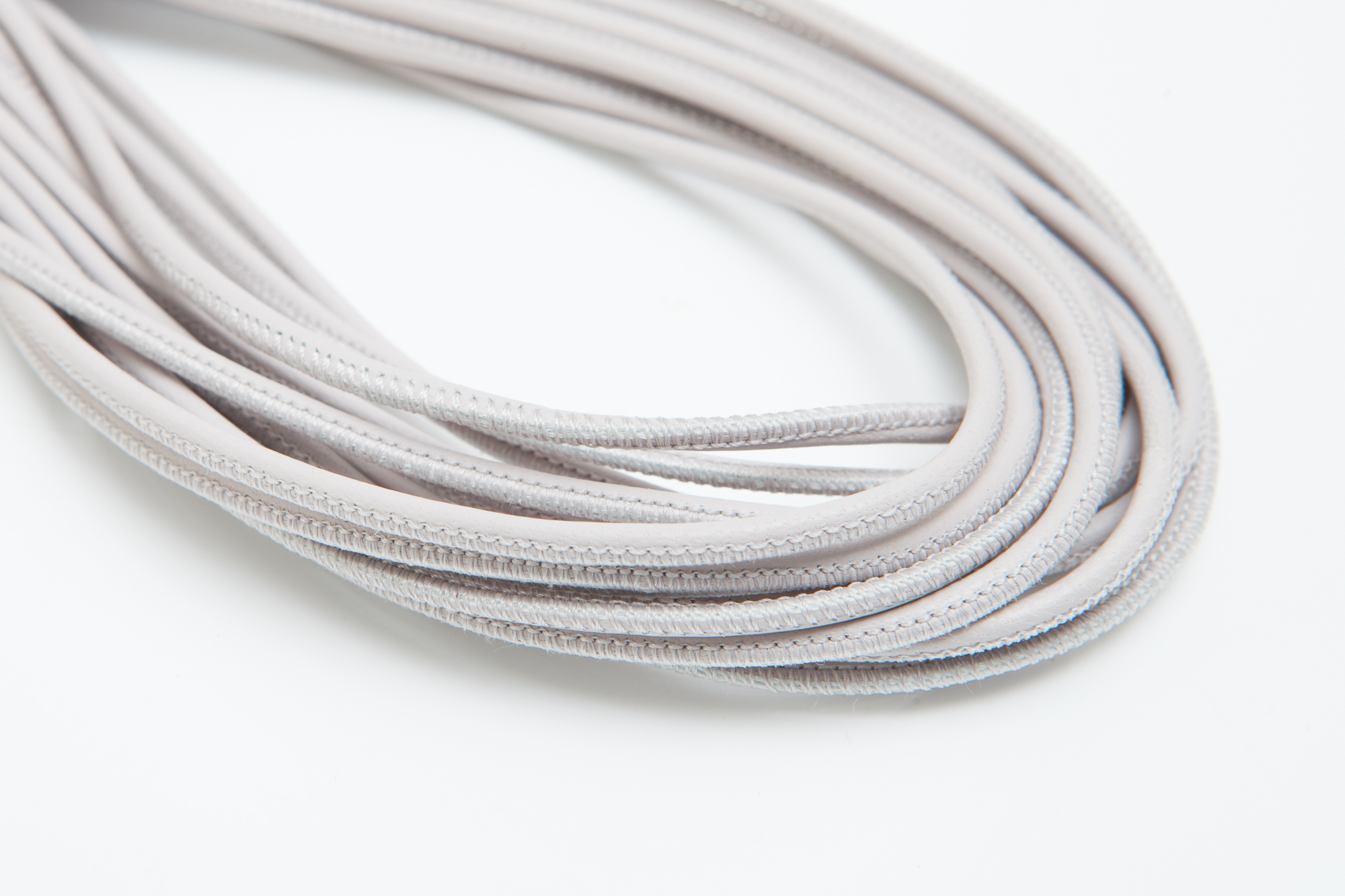 Lederschnur Rund gesäumt 2,5 mm - Hell Grau. Länge: 3 m