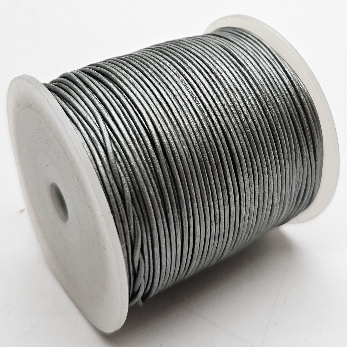 1 mm Echtlederschnur in Silber - vegetabil gegerbt - Lederschnur, Lederband für Schmuck und Flechtarbeiten