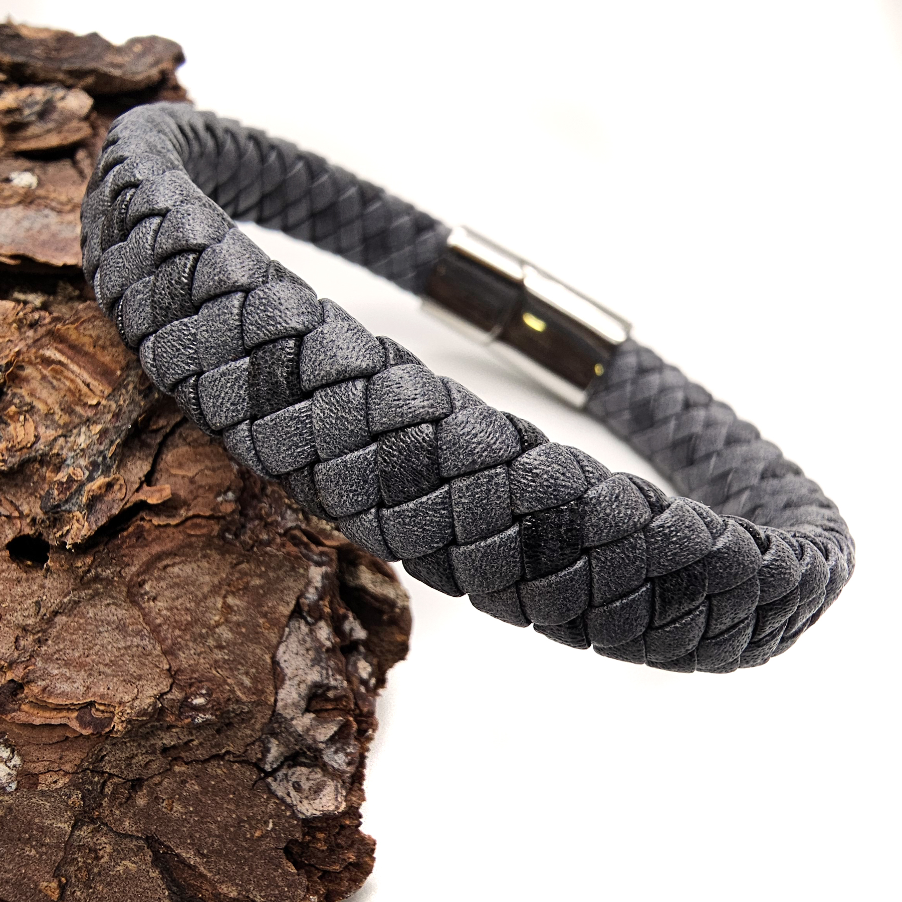 Klassisches graues Lederarmband mit glänzendem Edelstahlverschluss