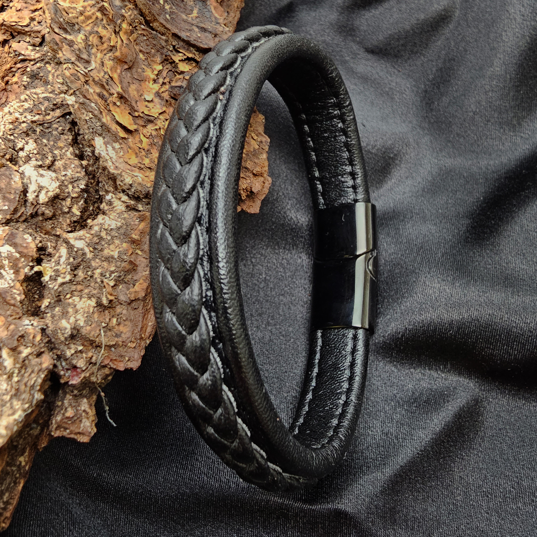 Lederarmband flach mit geflochtener Lederschnur - 12 mm - Schwarz. Größe: 21 cm (L)