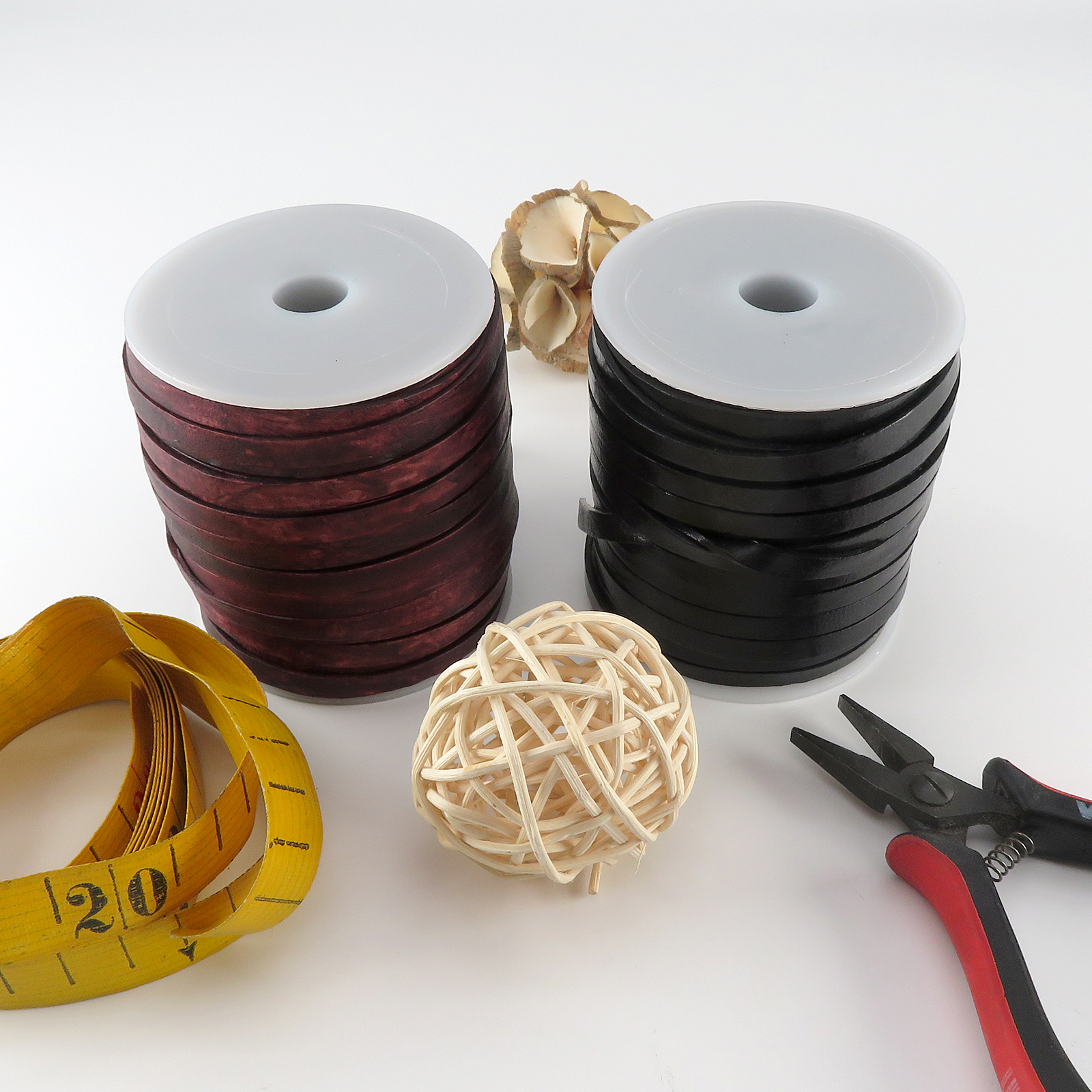 Lederband Flach 6 mm x 1,5 mm - Antik Braun. Länge: 50 m auf Rolle