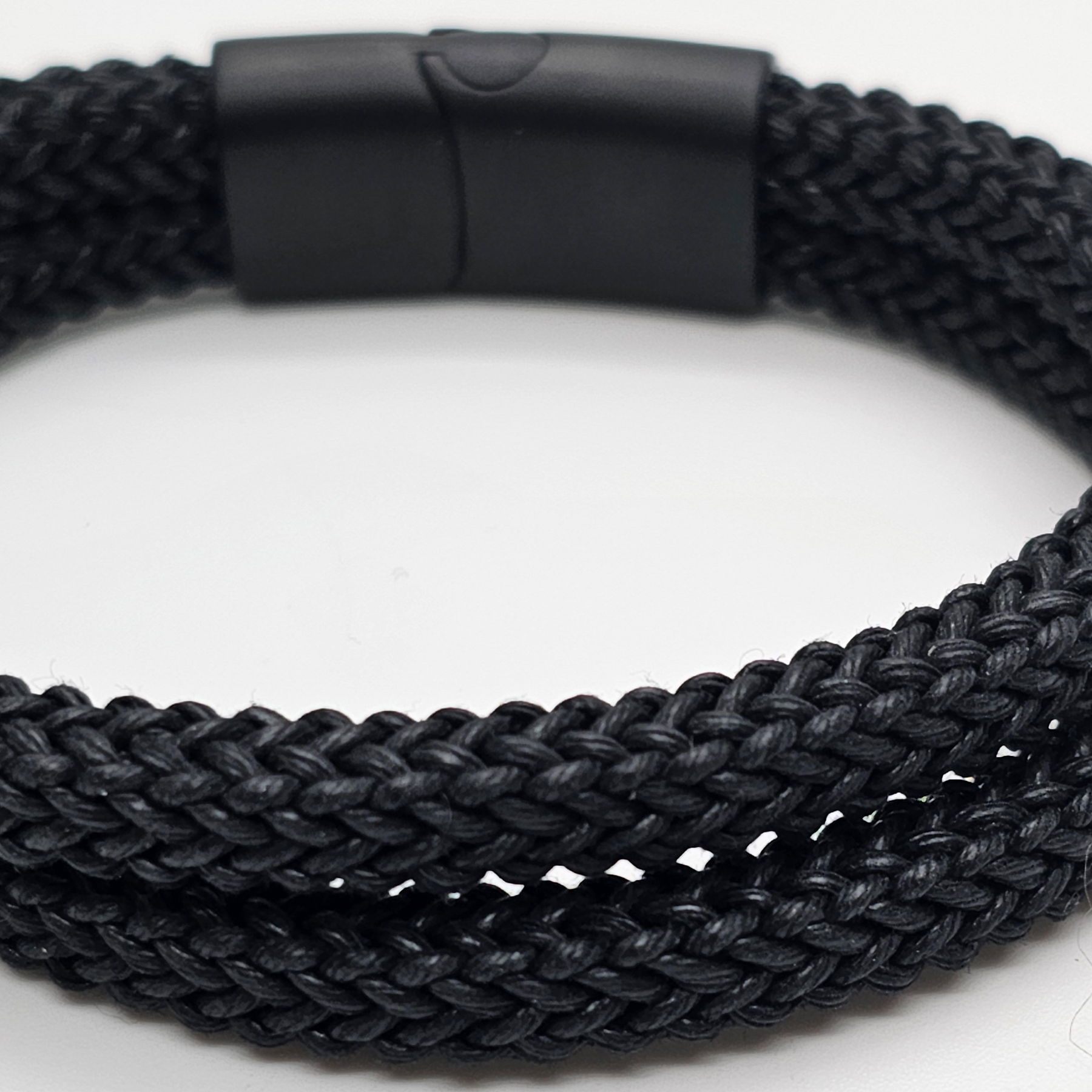 Lederarmband für Herren aus zwei quadratischen Lederschnüren mit mattem Magnetverschluss
