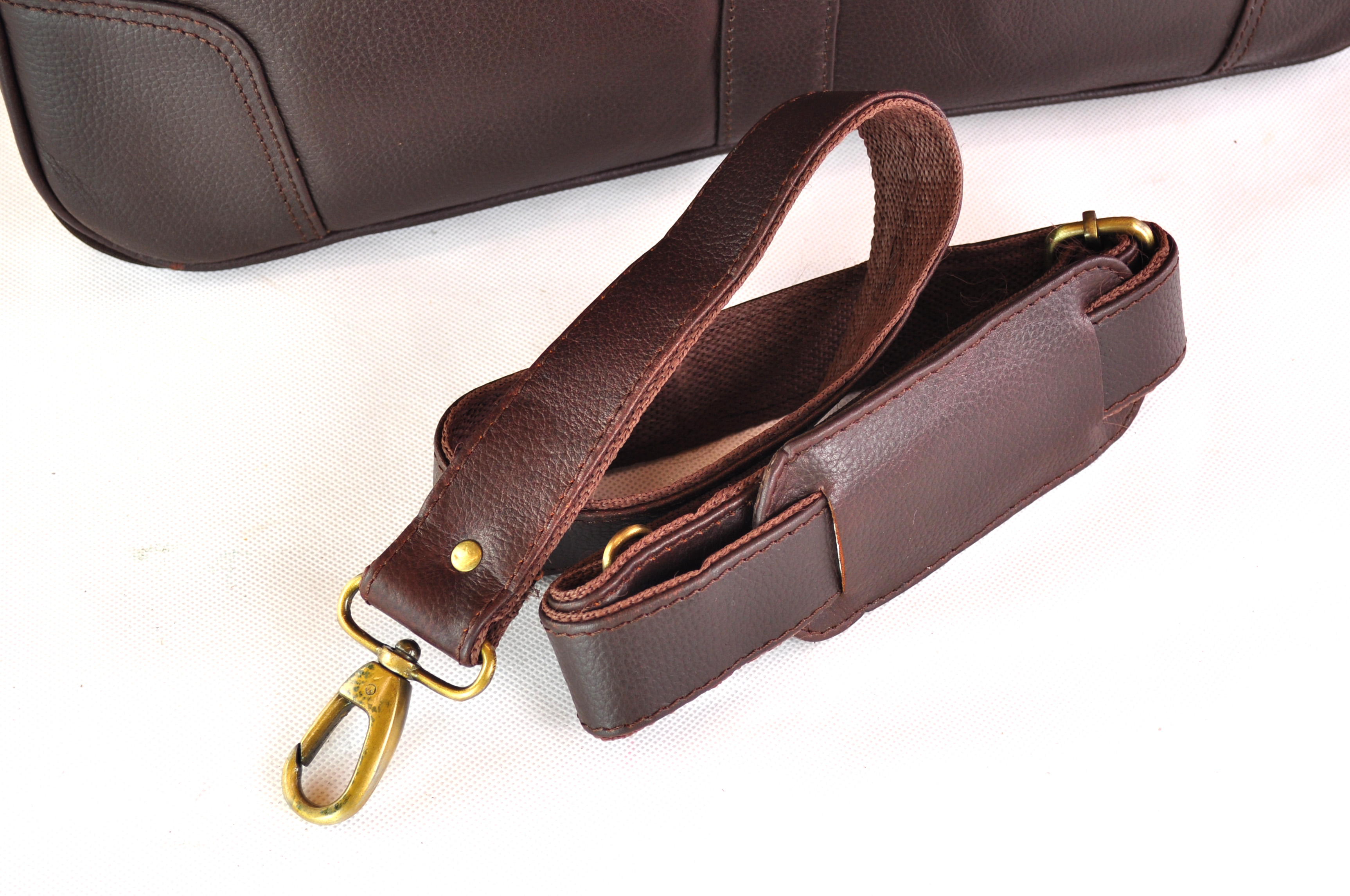 Klassische Ledertasche für Laptop und Unterlagen in Braun