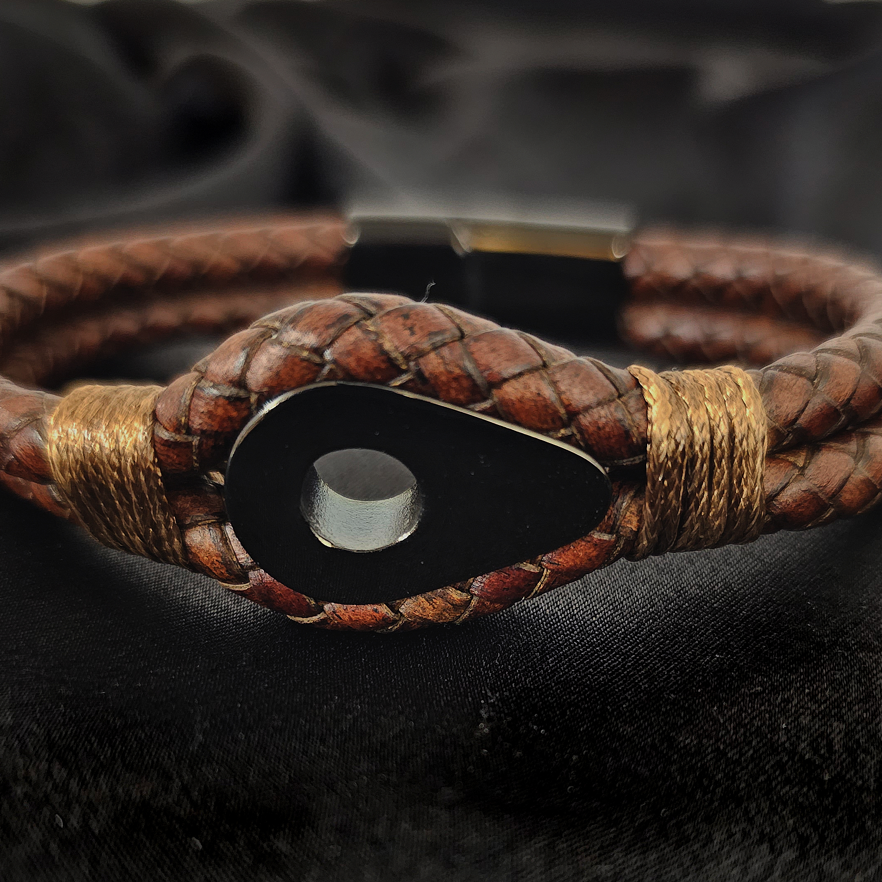 Geflochtenes Lederarmband mit Edelstahlelementen in Antikbraun
