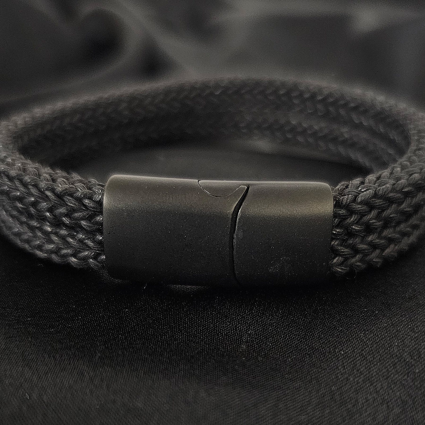 Lederarmband für Herren aus zwei quadratischen Lederschnüren mit mattem Magnetverschluss