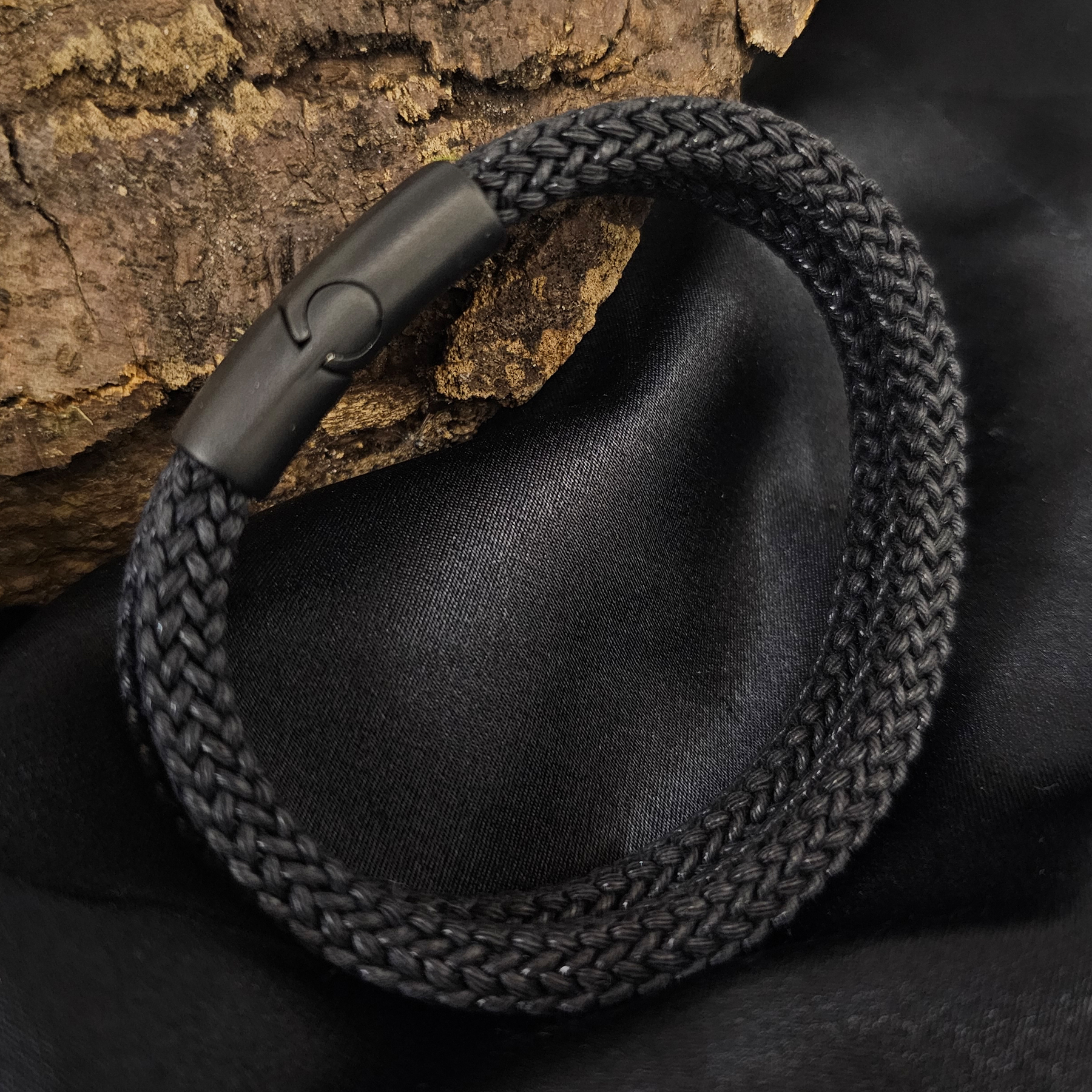 Lederarmband für Herren aus zwei quadratischen Lederschnüren mit mattem Magnetverschluss
