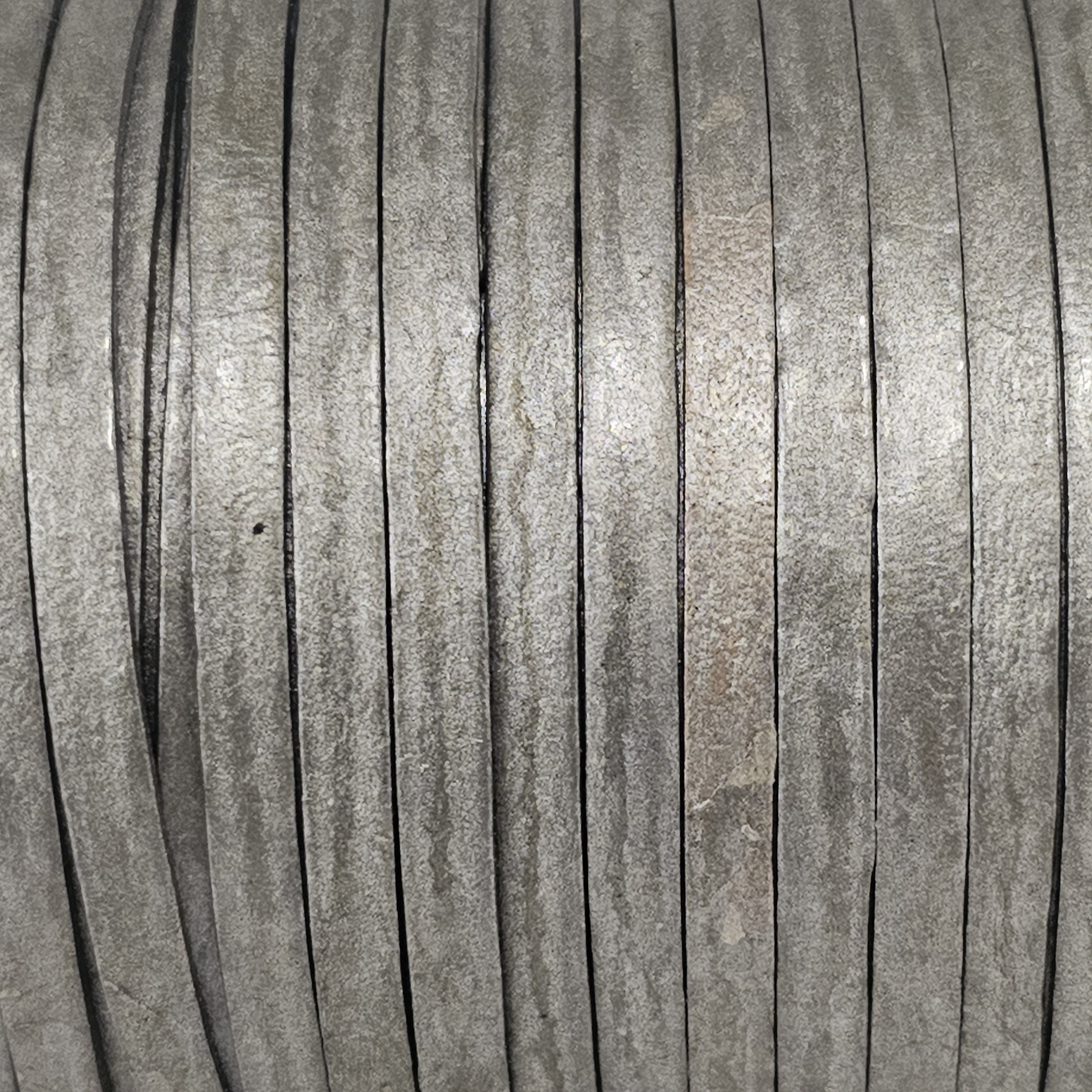Flaches Lederband in Silber - echtes Leder - sehr guter Qualität - Maße: 4 mm x 1 mm