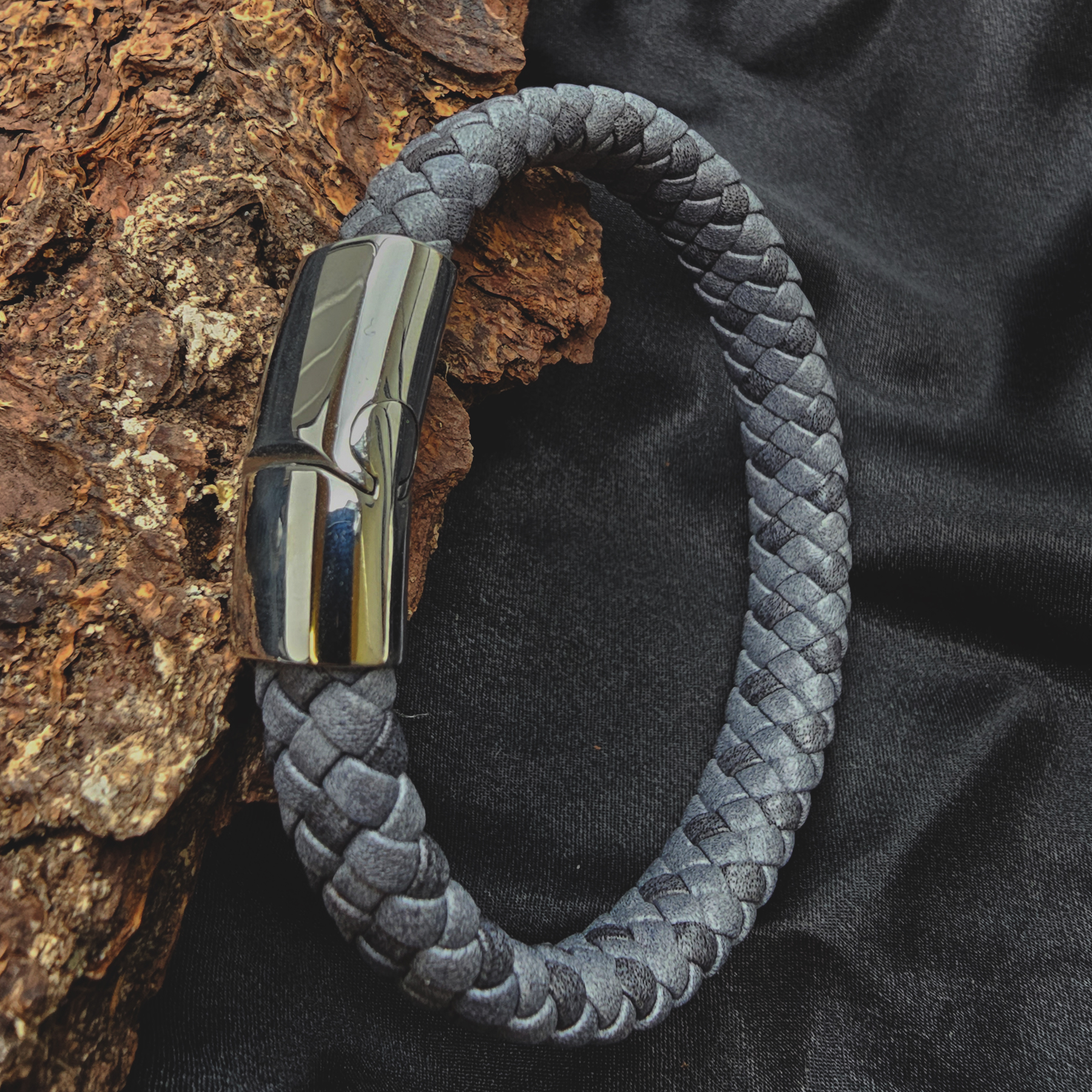 Klassisches graues Lederarmband mit glänzendem Edelstahlverschluss