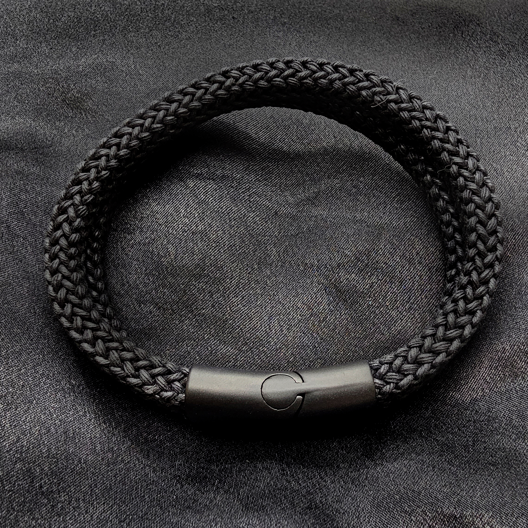 Lederarmband für Herren aus zwei quadratischen Lederschnüren mit mattem Magnetverschluss