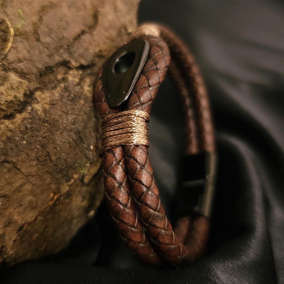 Geflochtenes Lederarmband mit Edelstahlelementen in Antikbraun