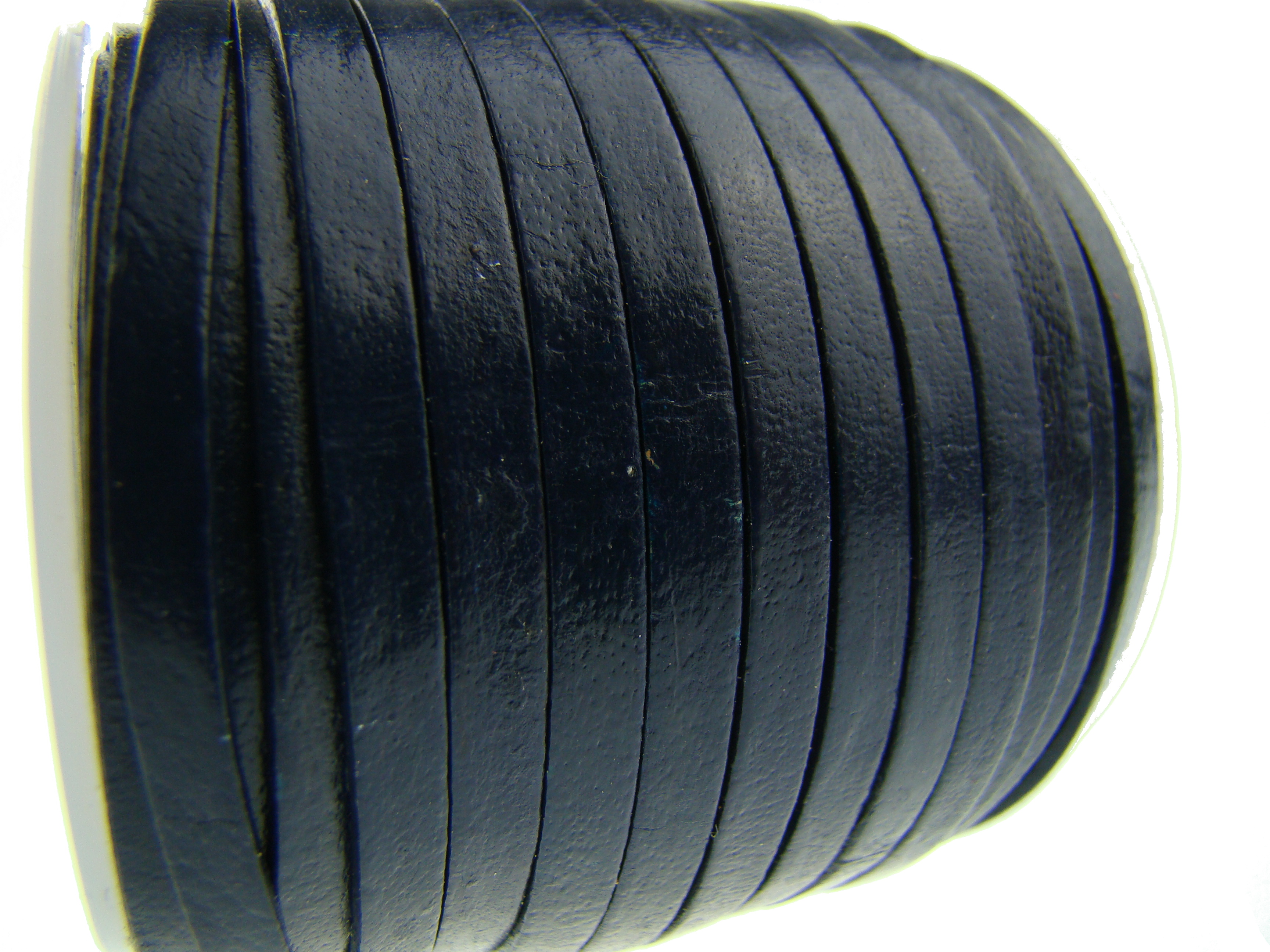 Flaches Lederband in 4 mm Breite, 1 mm Dicke in einem tiefen Nachtblau