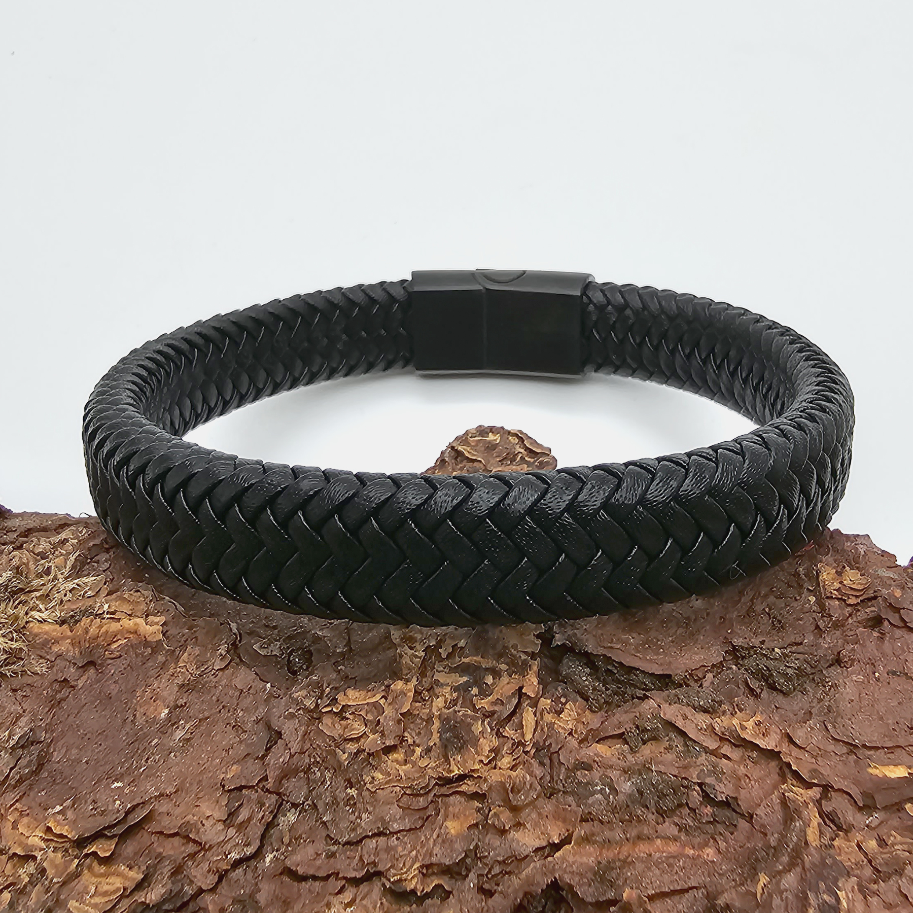 Geflochtenes Lederarmband flach fein - 12 mm Breite - Schwarz - matt schwarzer Verschluss. Größe: 21 cm (L)