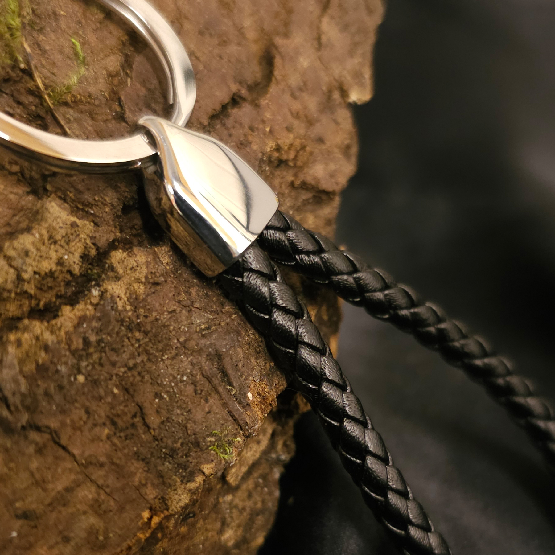Schlüsselanhänger aus Leder in Schwarz geflochten mit Edelstahlring 4