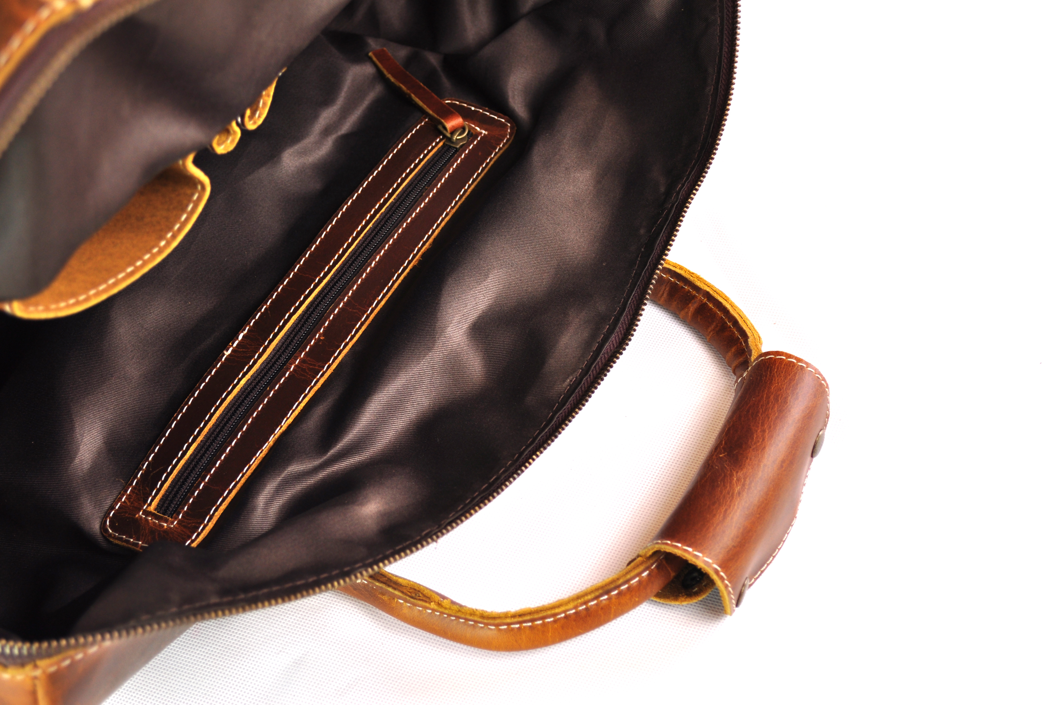 DSC_3762FcCGfMv2DrWwp Große und robuste Ledertasche mit viel Stauraum in Vintage Antik Braun