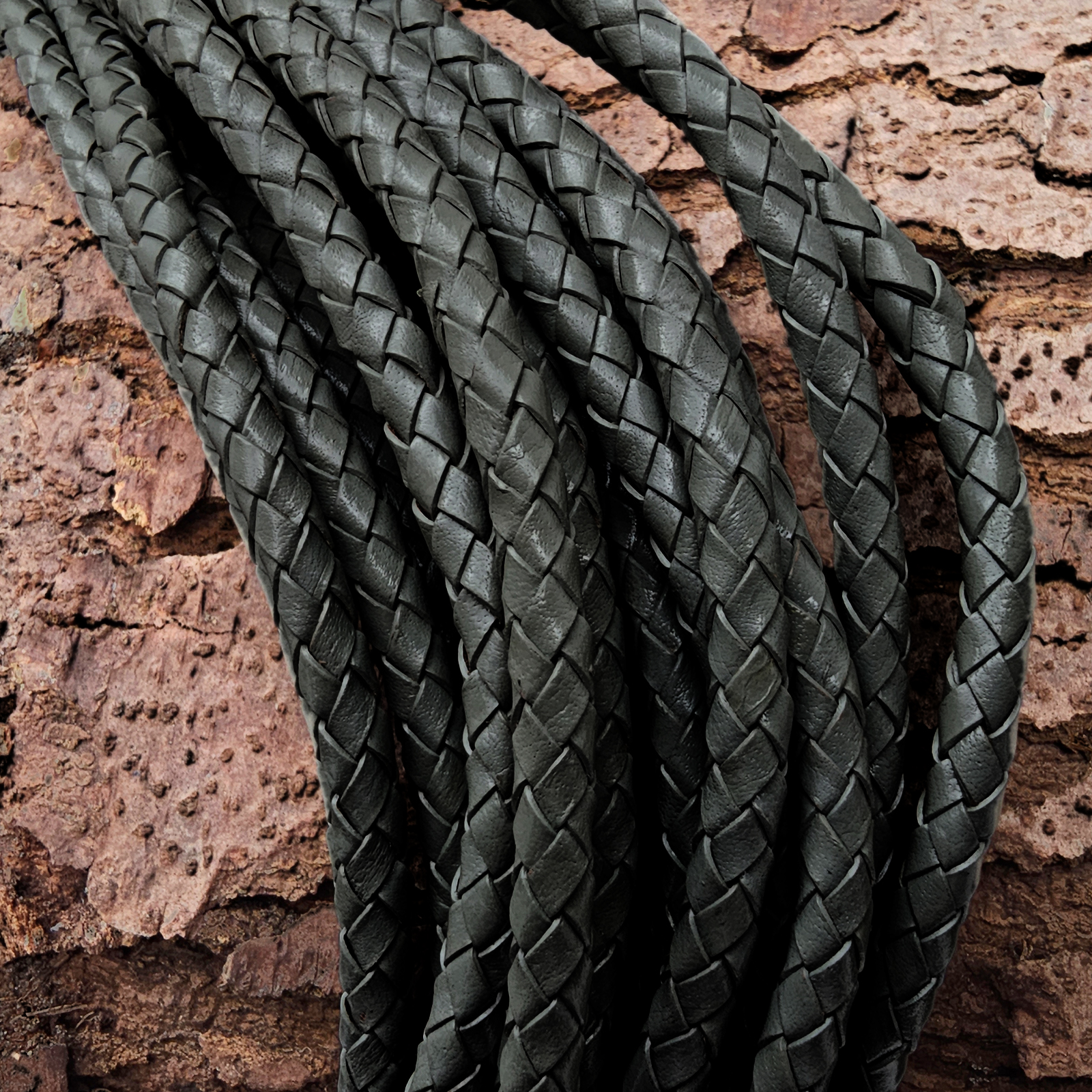 Lederschnur rund geflochten 6 mm - Schwarz. Länge: 20 m