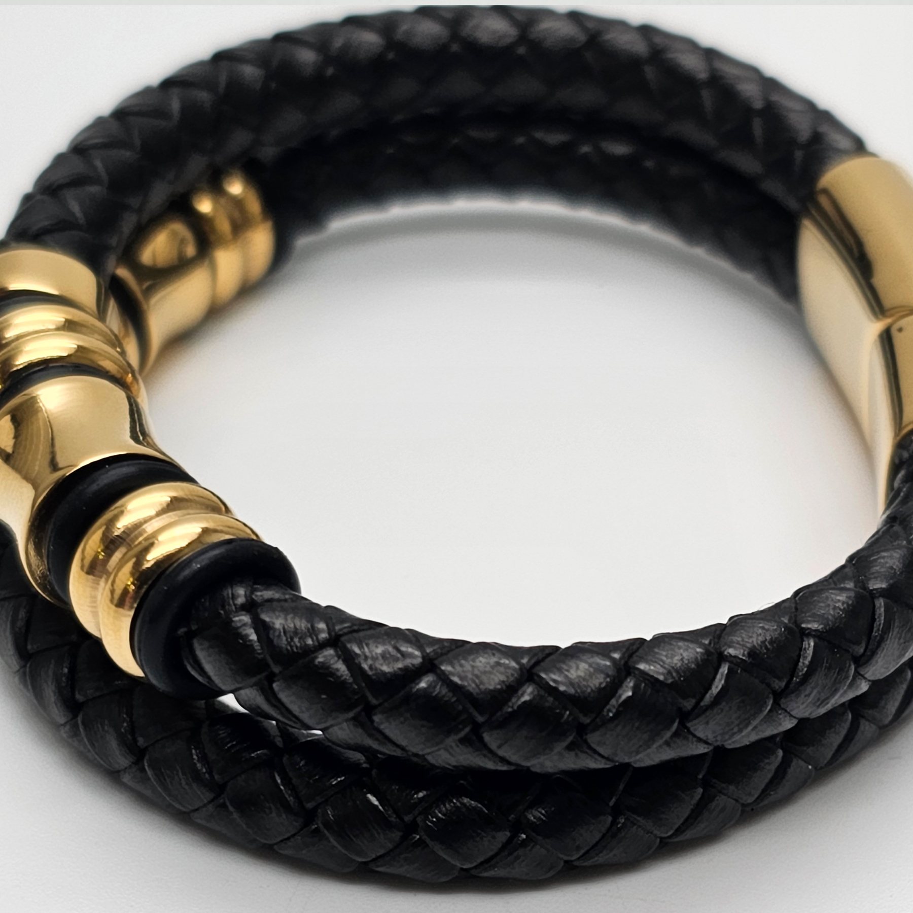 Geflochtenes Lederarmband - 2 Lederbänder - Gold Details - Schwarz. Größe: 22 cm (XL)