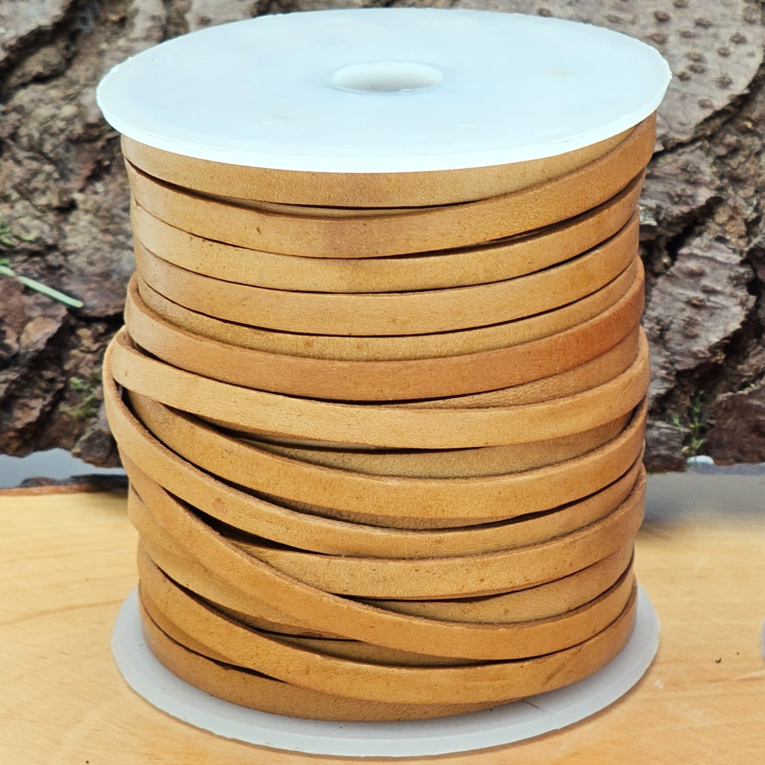 Naturbraunes Lederband in 3 mm Breite und 1 mm Dicke - flacher Lederriemen