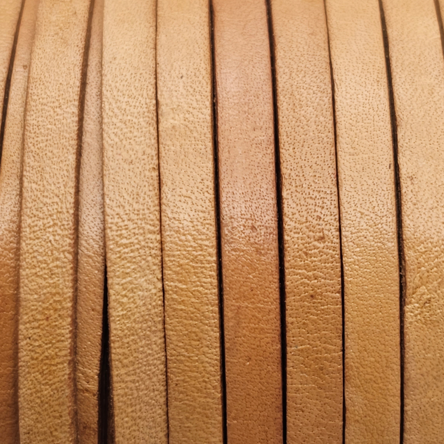 Naturbraunes Lederband in 3 mm Breite und 1 mm Dicke - flacher Lederriemen