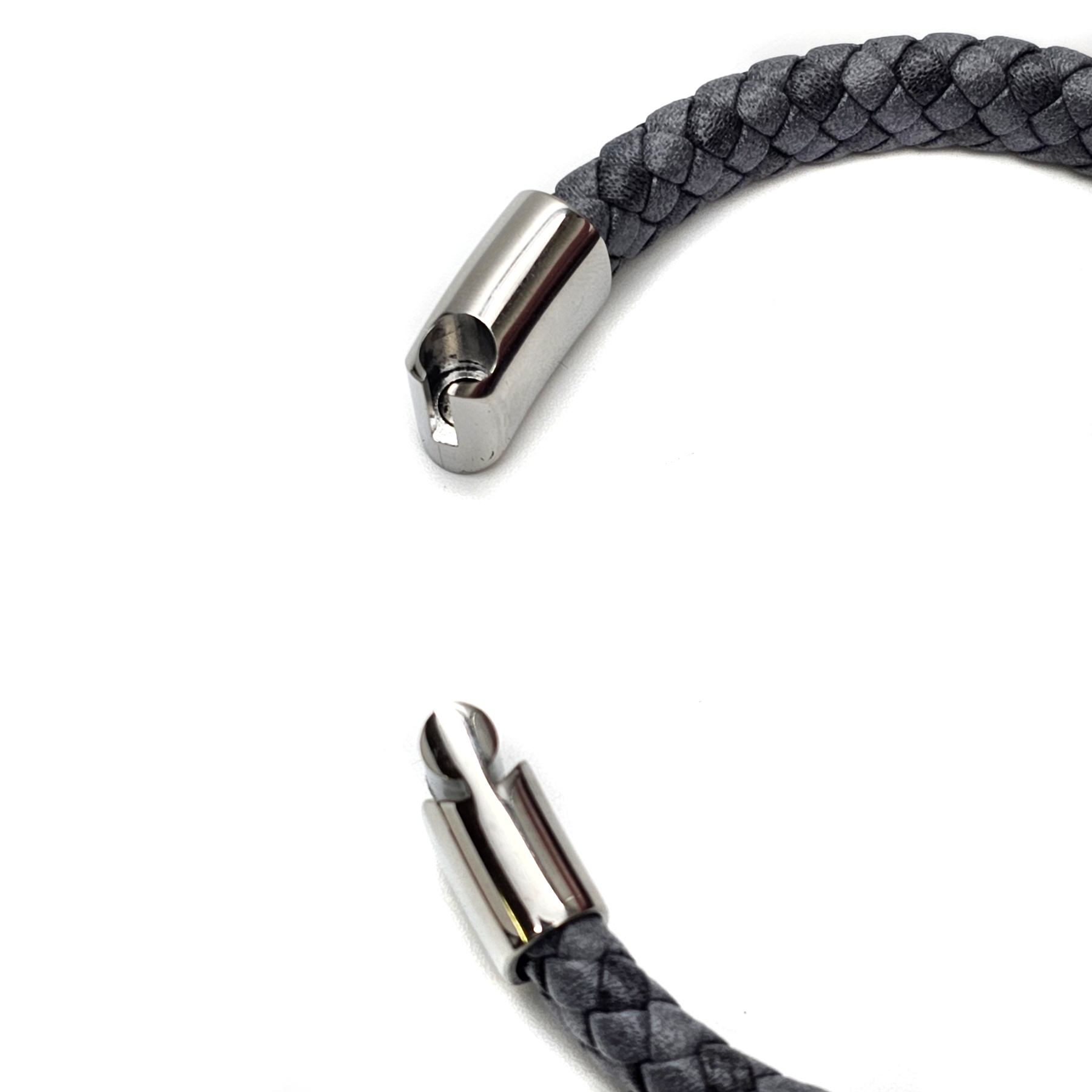 Klassisches graues Lederarmband mit glänzendem Edelstahlverschluss