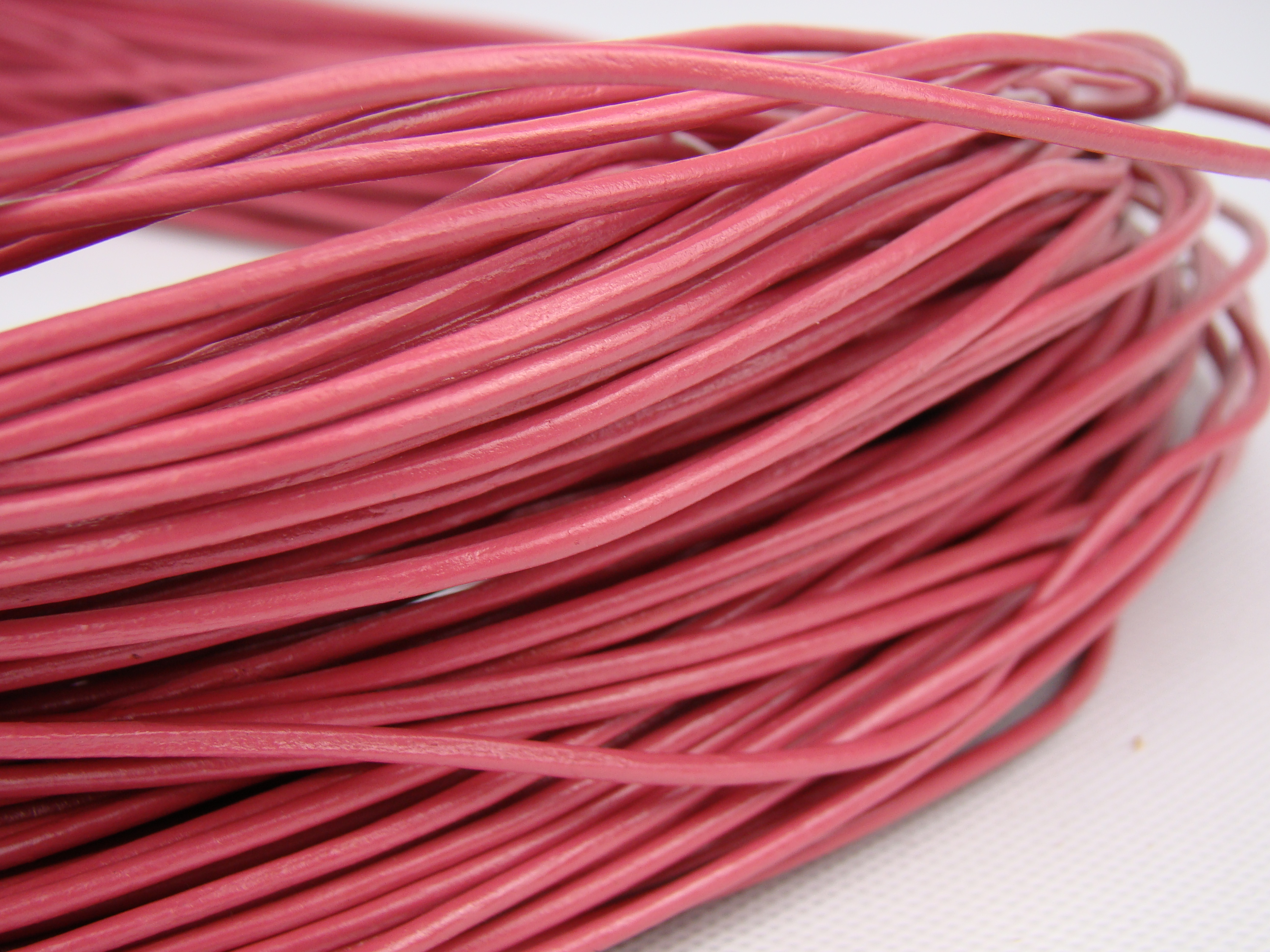 Lederschnur Rund 2 mm - Pink. Länge: 50 m auf Rolle