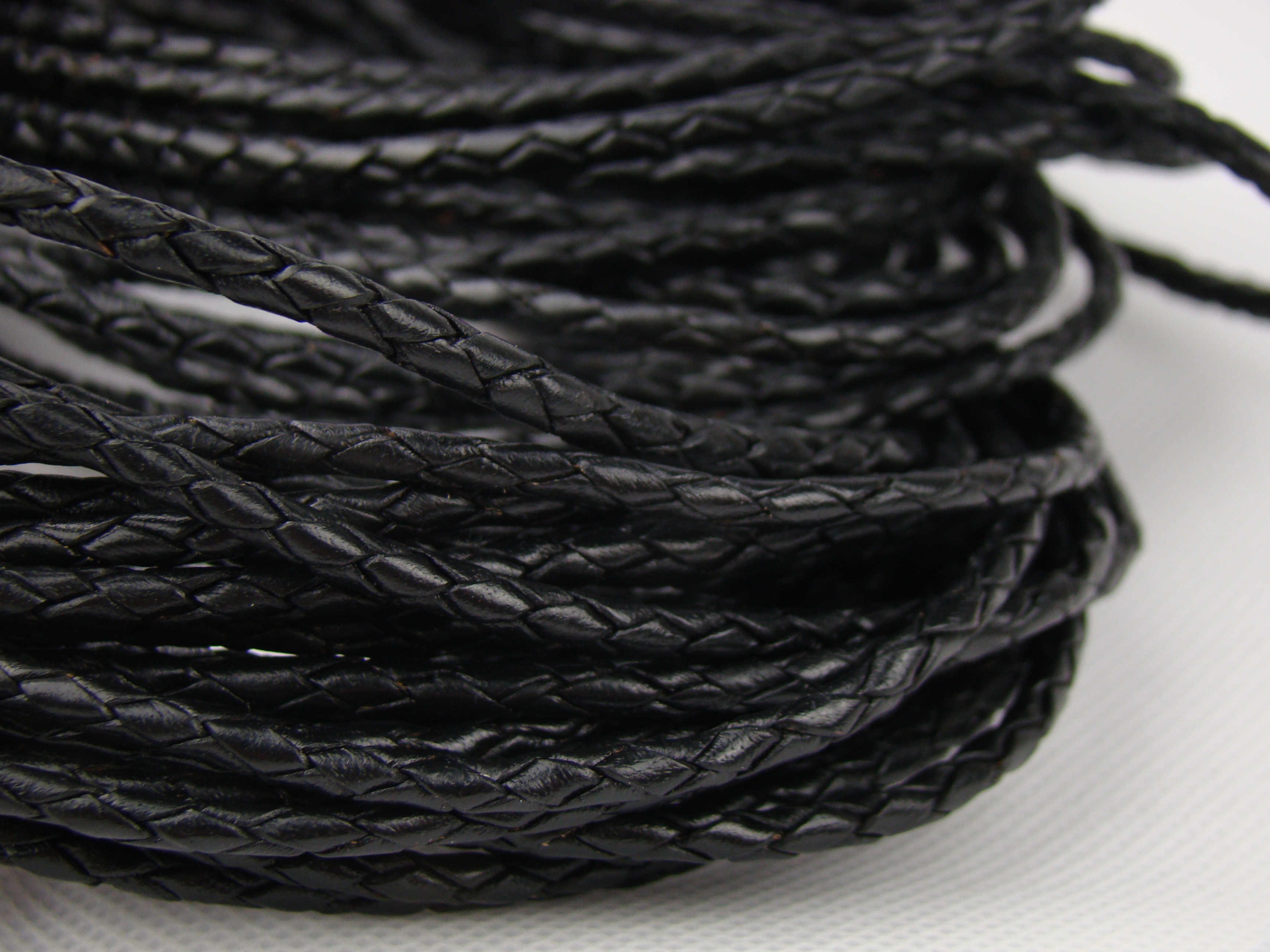 Lederschnur geflochten 4 mm - Schwarz. Länge: 10 m