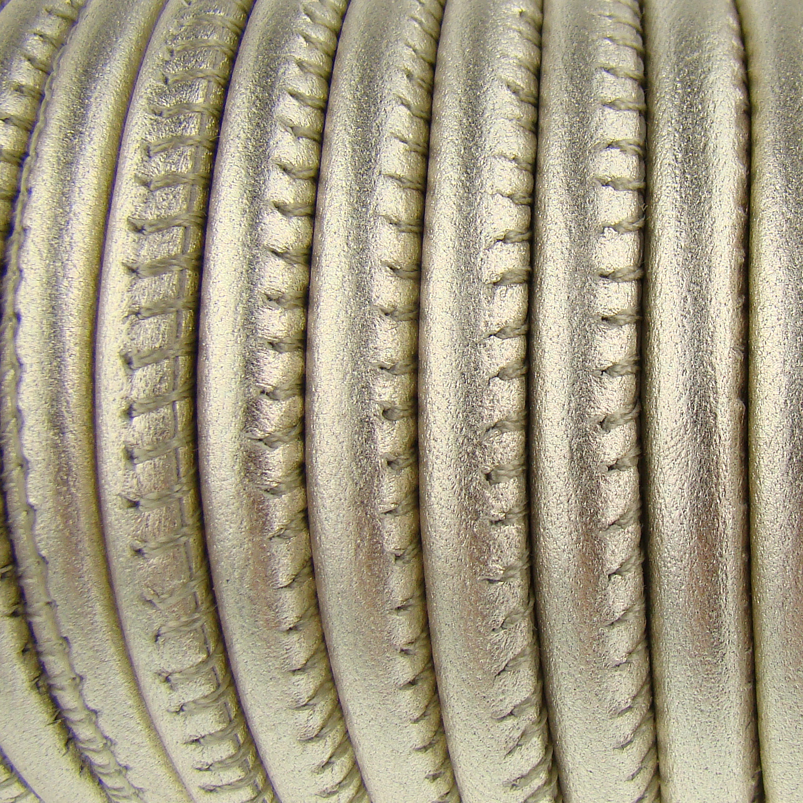 Lederschnur Rund gesäumt | Dicke:  4 mm - Creme Metallic. Länge: 2 m