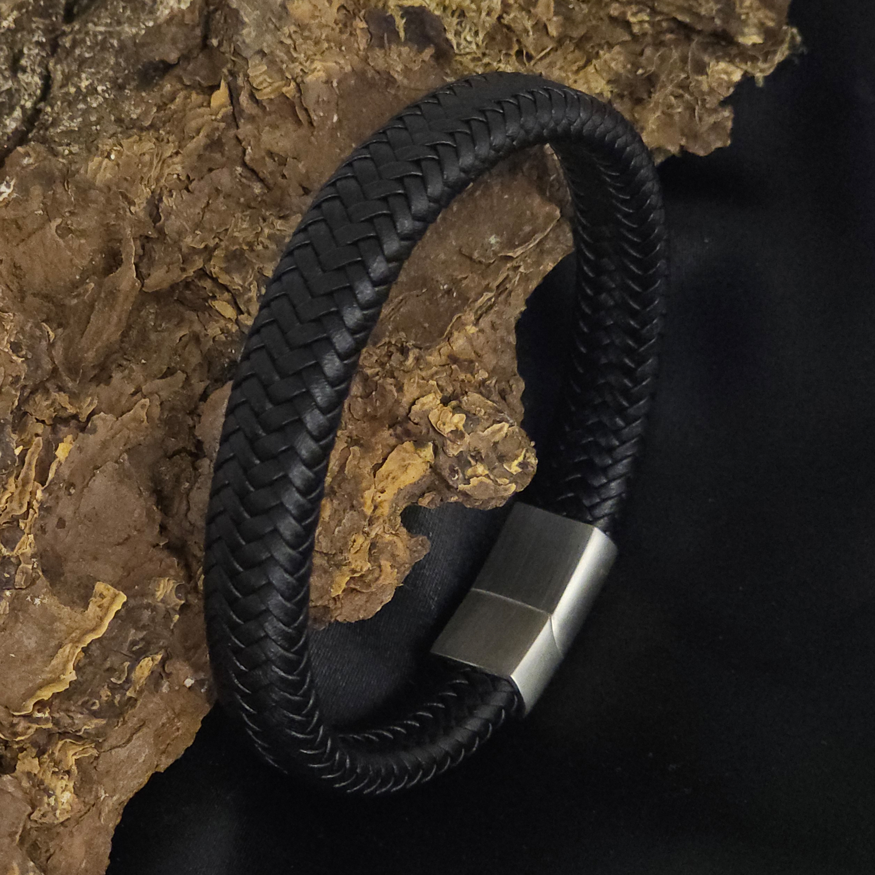 Geflochtenes Lederarmband flach fein - 12 mm Breite - Schwarz. Größe: 20 cm (M)