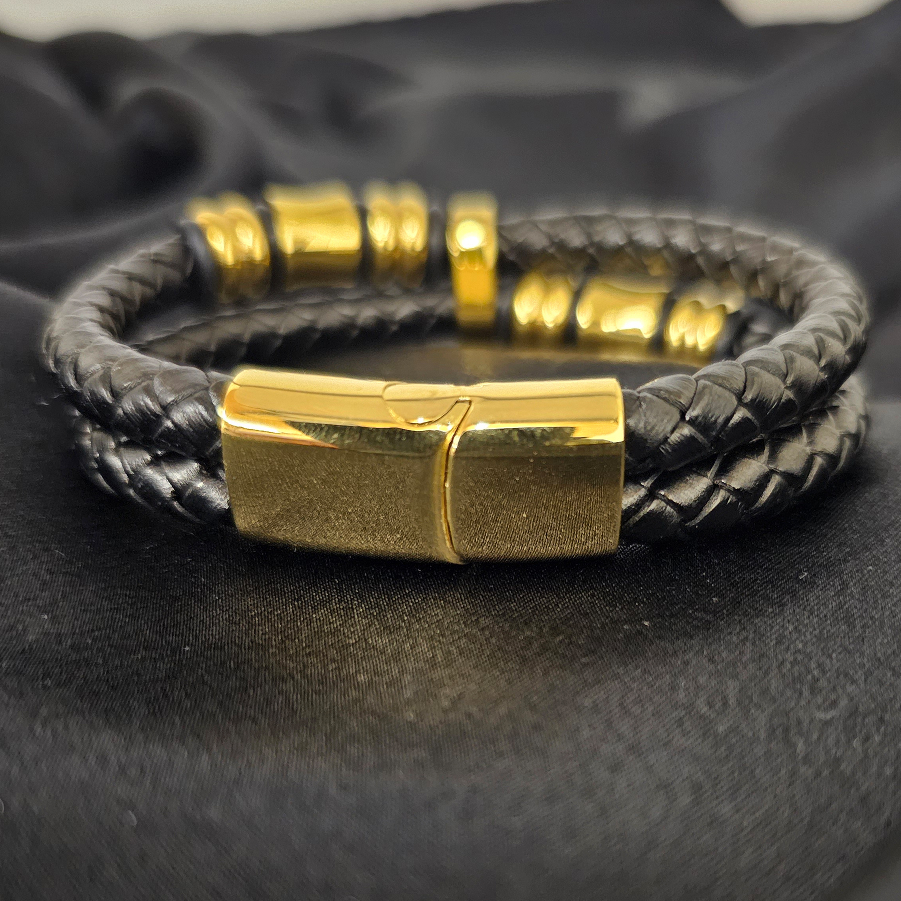 Geflochtenes Lederarmband - 2 Lederbänder - Gold Details - Schwarz. Größe: 22 cm (XL)