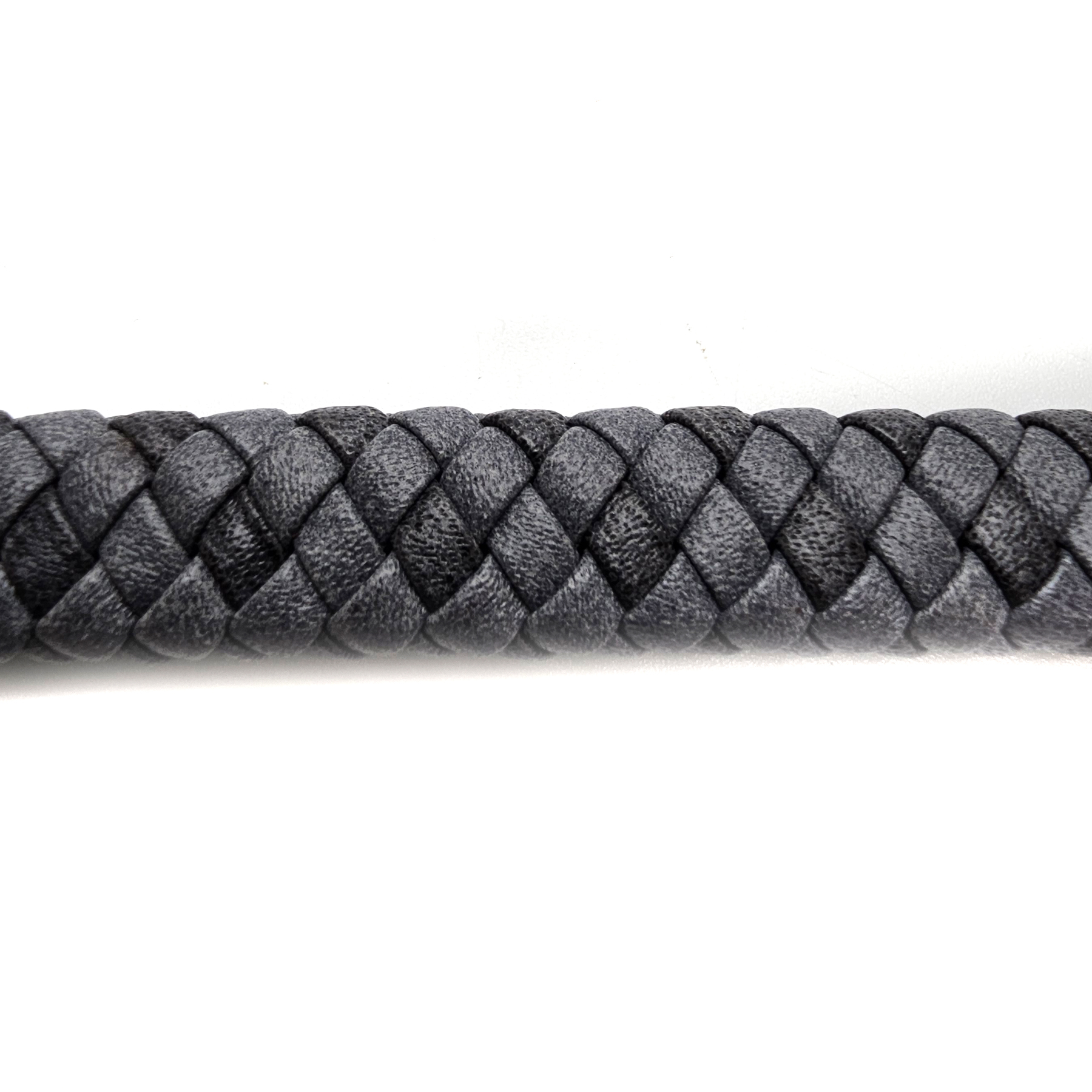 Klassisches graues Lederarmband mit glänzendem Edelstahlverschluss