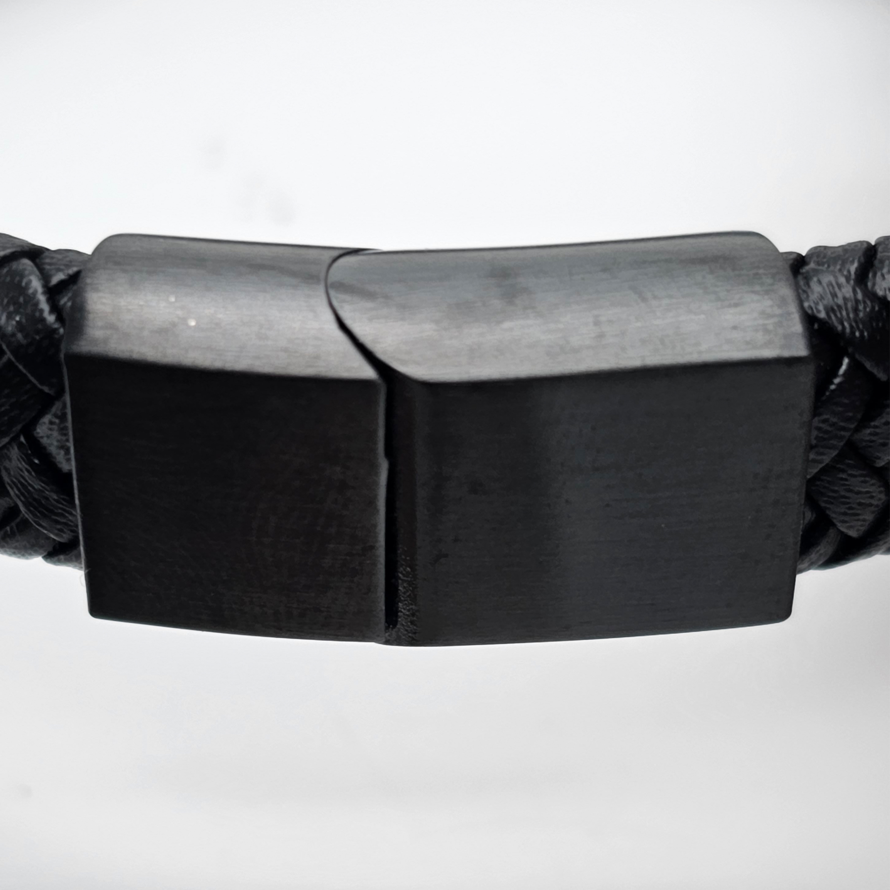 Geflochtenes Lederarmband flach fein - 12 mm Breite - Schwarz - matt schwarzer Verschluss. Größe: 21 cm (L)
